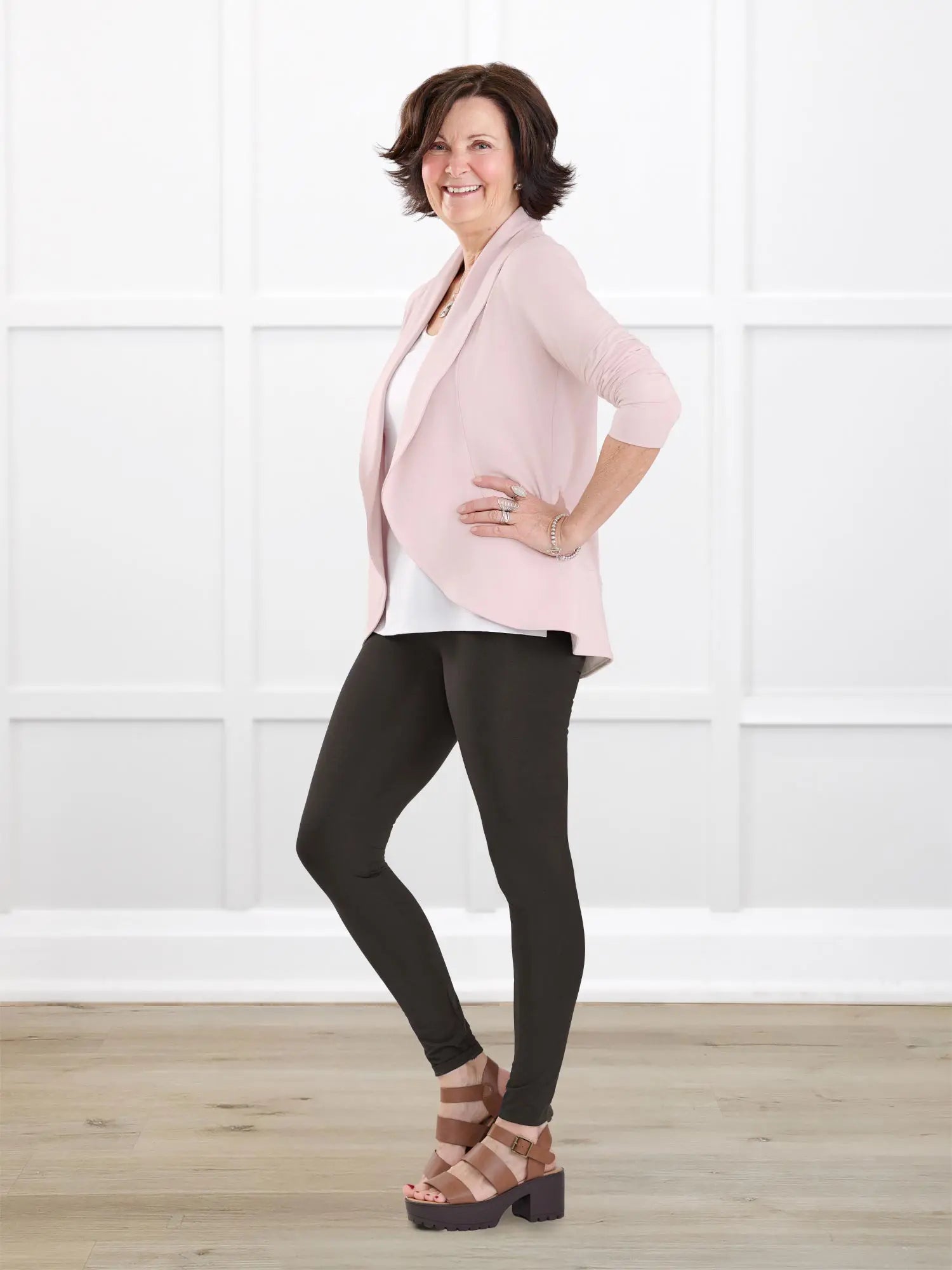Lisa2 high waisted legging for women in Dark chocolate on model Donna, size S Regular @Donna-S-regular 