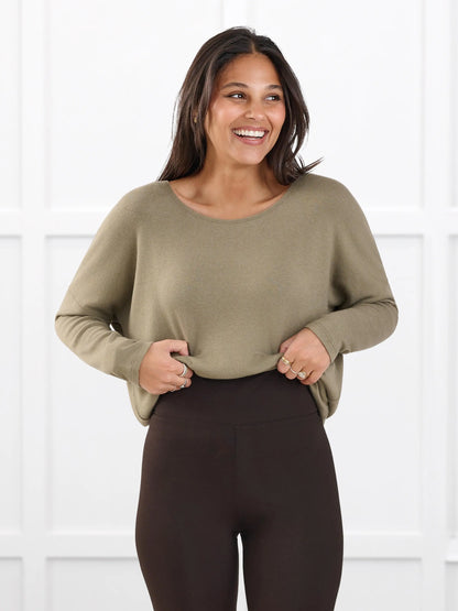 Lisa2 high waisted legging for women in Dark chocolate on model Meron, size XS Regular @Meron-XS-regular 