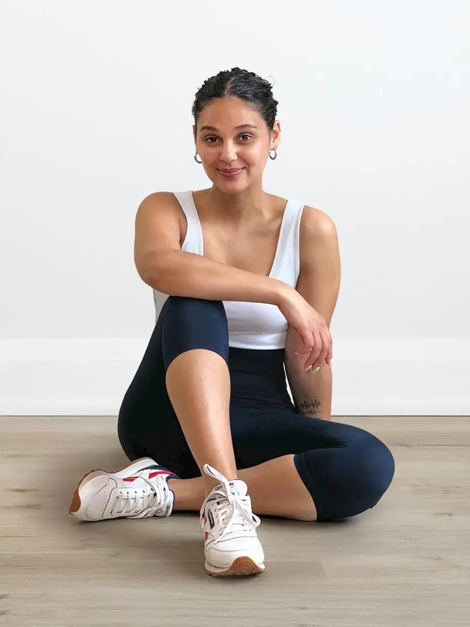 Lisa2 high waisted legging for women in Navy on model Meron, size XS Regular @Meron-XS-regular 