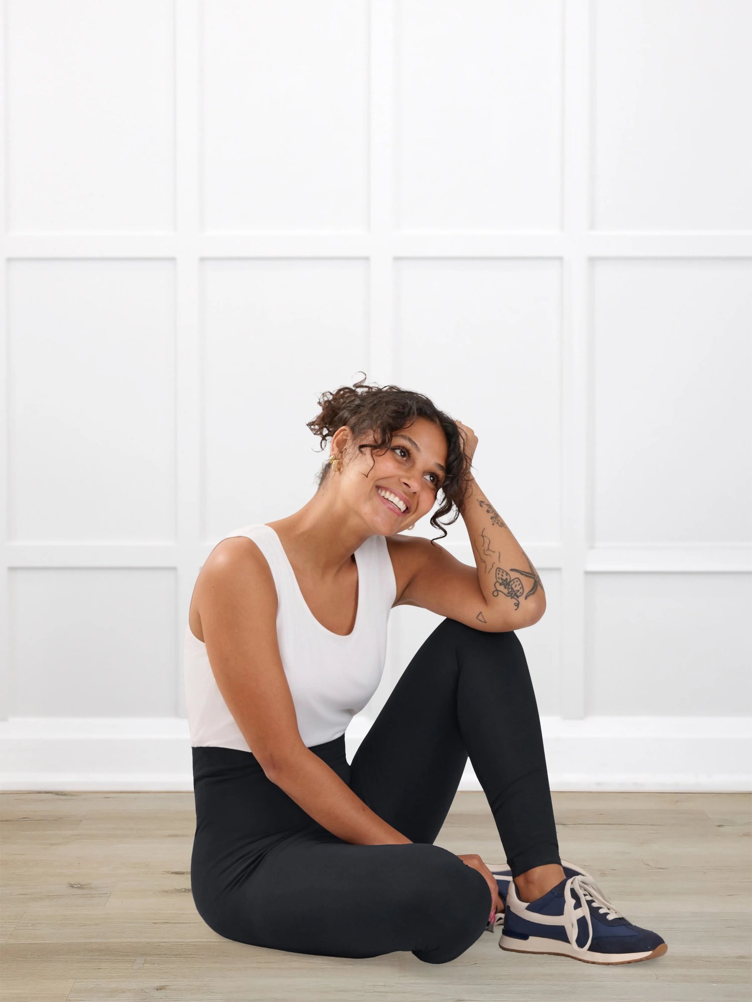 Lisa2 high waisted legging for women in Black on model Meron, size XS Regular @Meron-XS-regular 