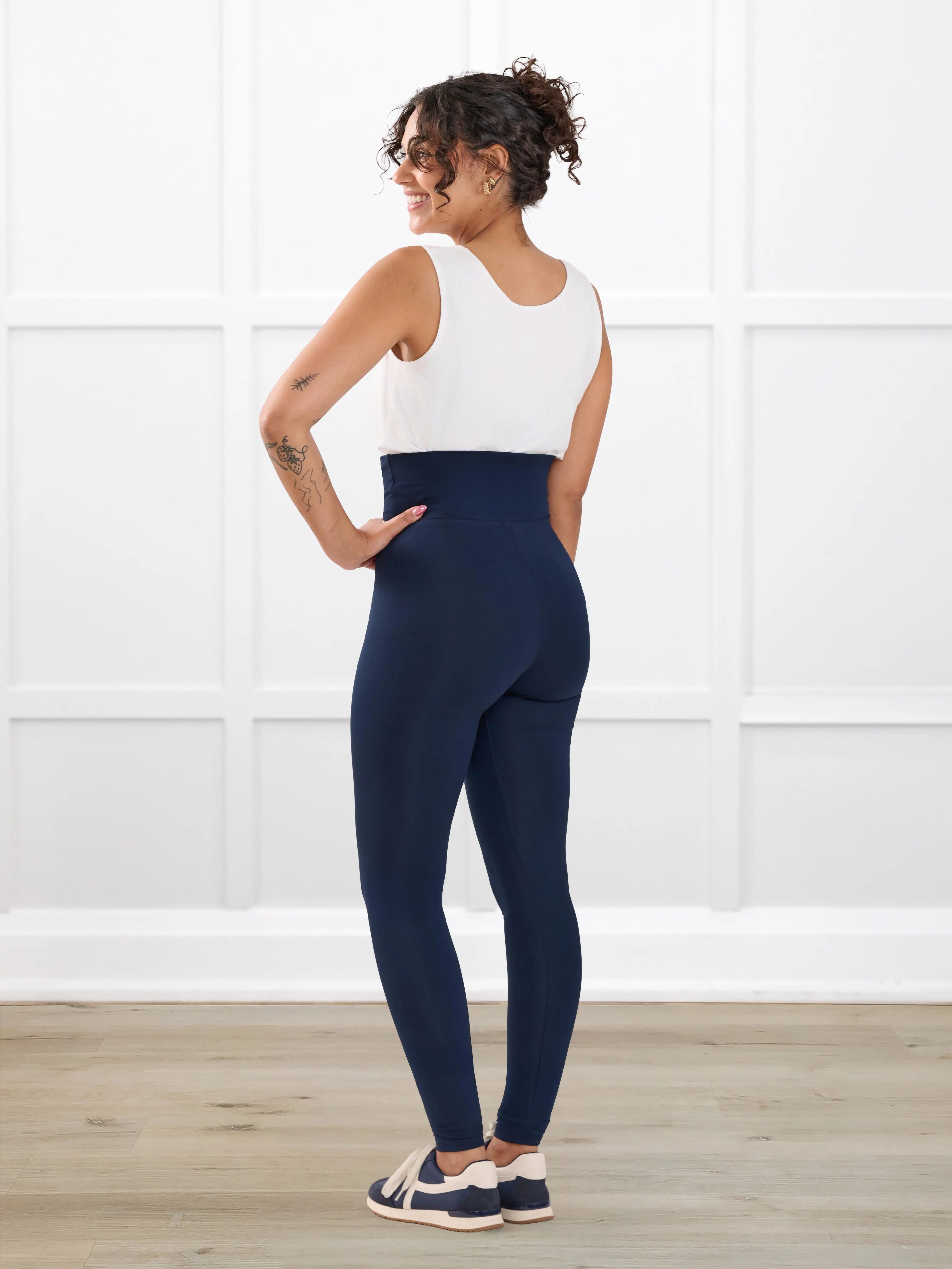 Lisa2 high waisted legging for women in Navy on model Meron, size XS Regular @Meron-XS-regular 