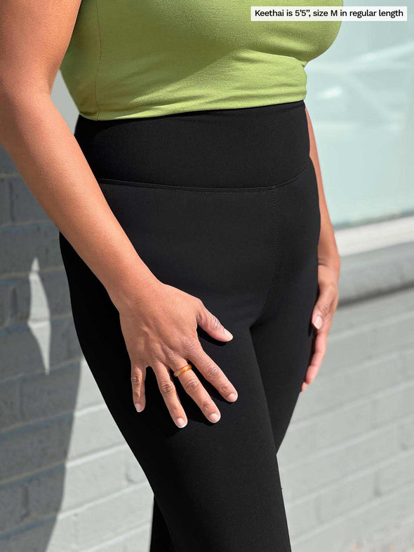 A close up image of the waistband of Miik's Lisa2 high waisted legging in black