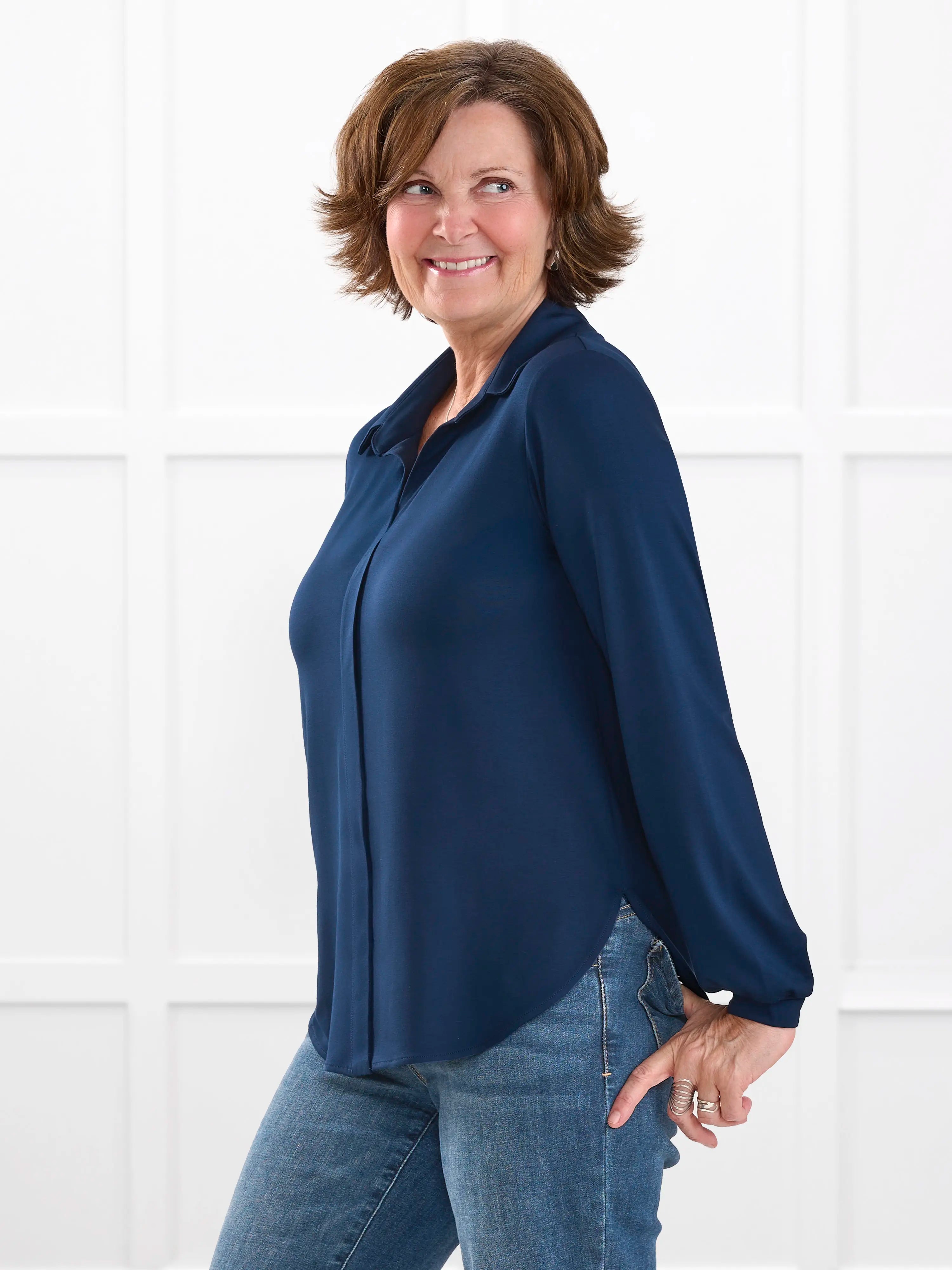 Lucia collared shirt for women in Navy on model Donna, size S Regular @Donna-S-regular 