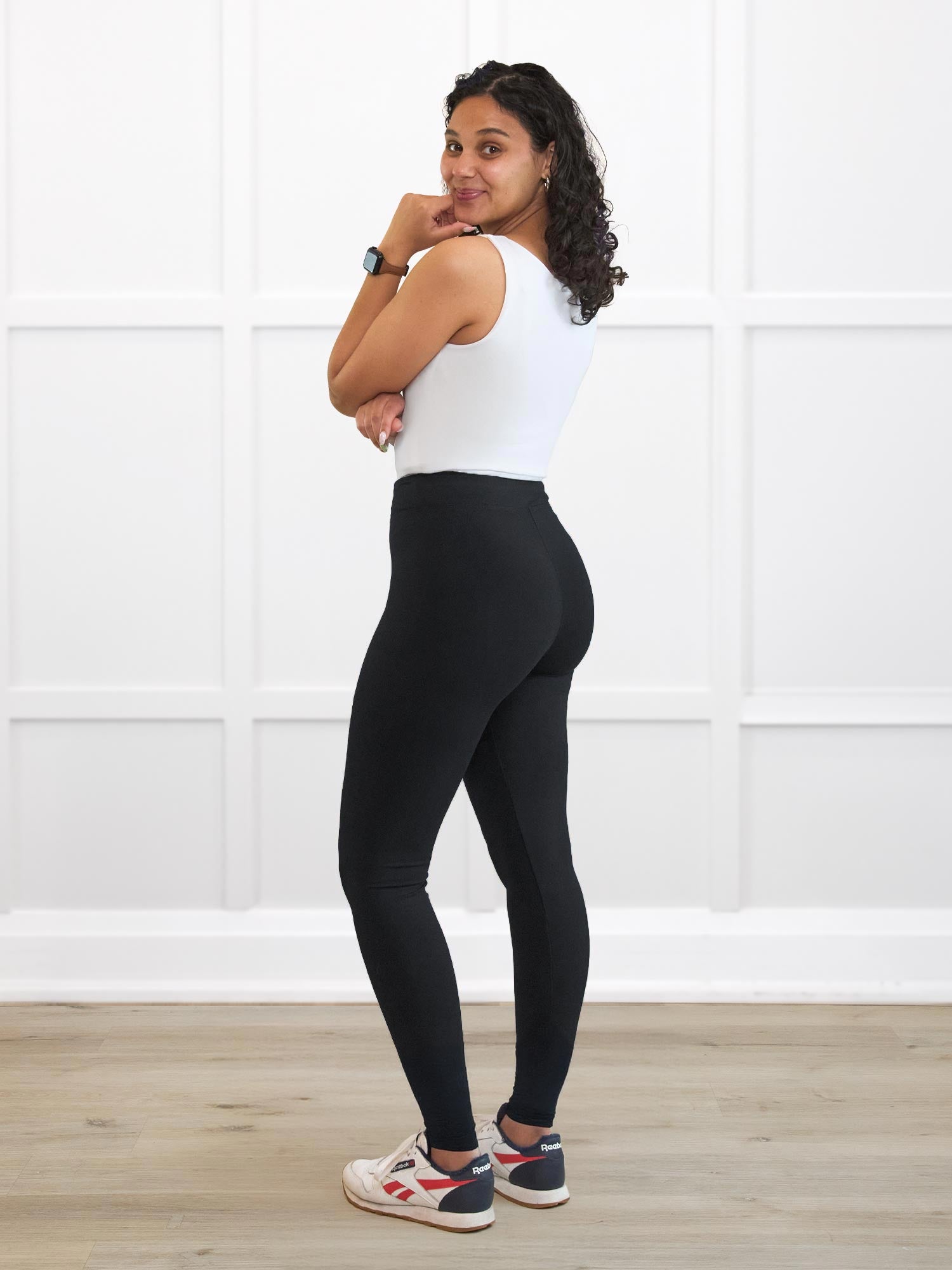 Lucy mid rise legging for women in Black on model Meron, size XS @Meron-XS 