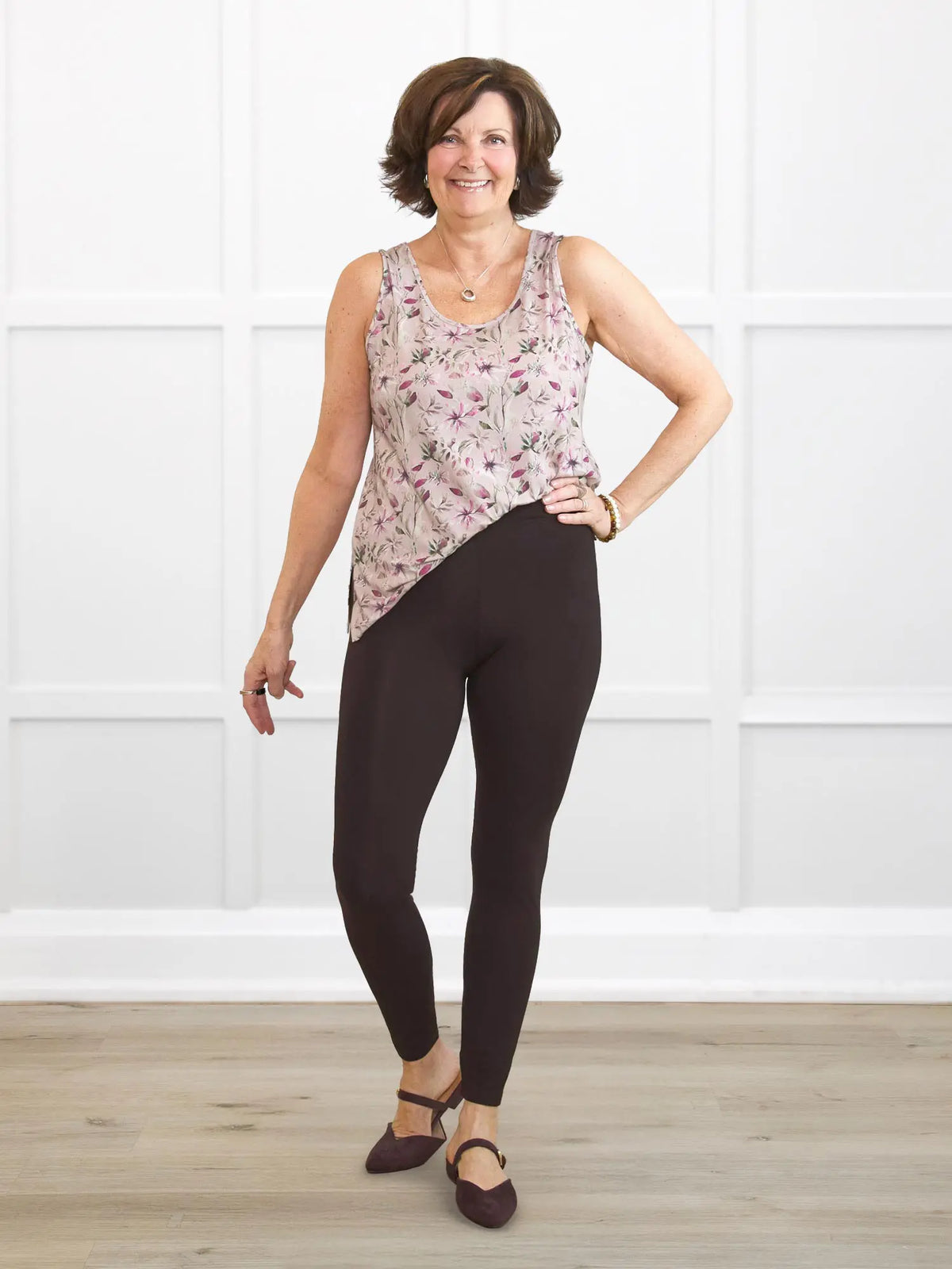 Lucy mid rise legging for women in Dark chocolate on model Donna, size S @Donna-S 