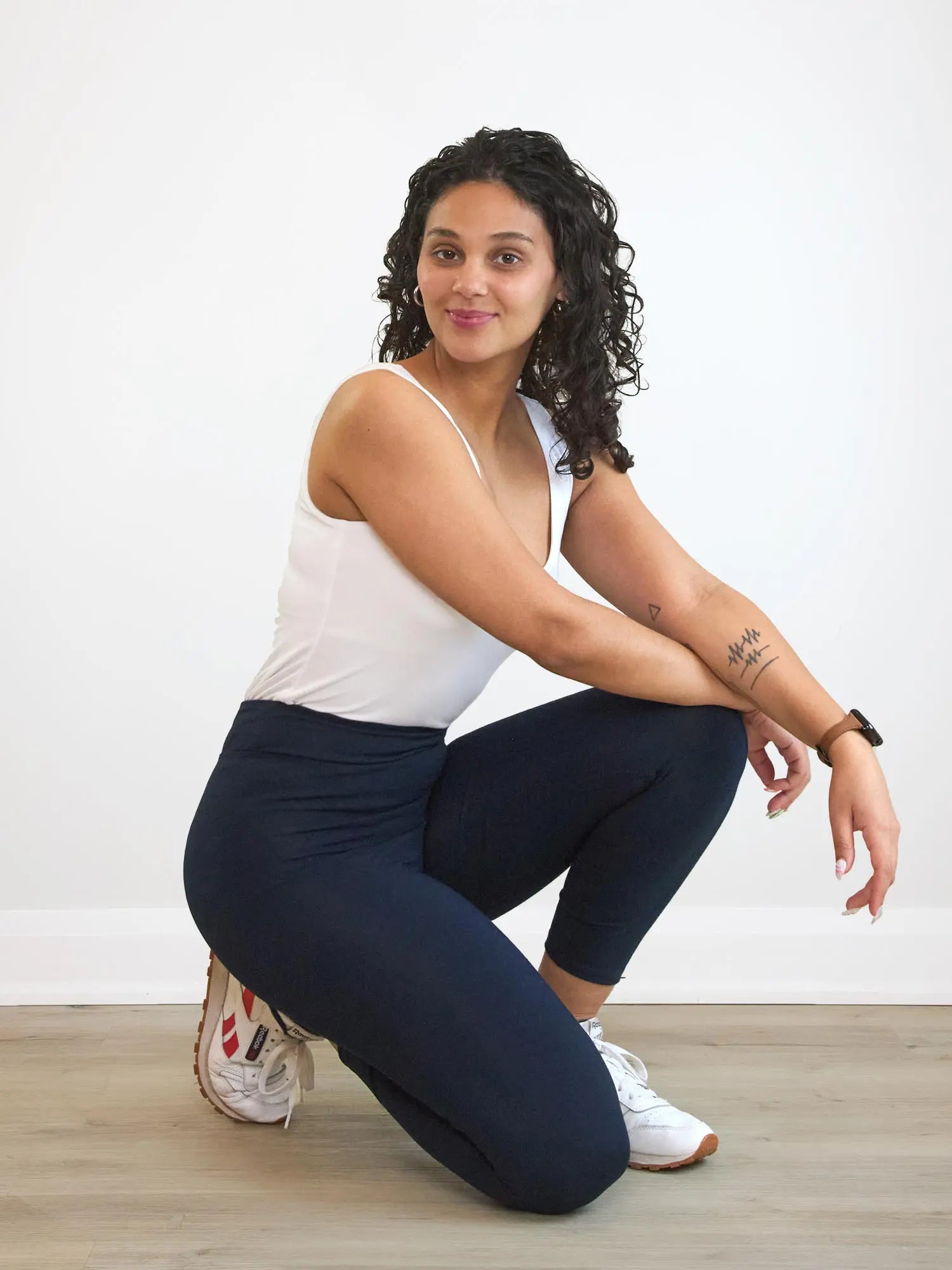 Lucy mid rise legging for women in Navy on model Meron, size XS @Meron-XS 