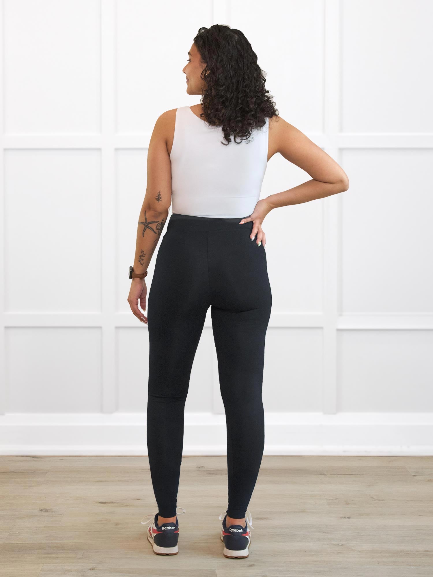 Lucy mid rise legging for women in Black on model Meron, size XS @Meron-XS 
