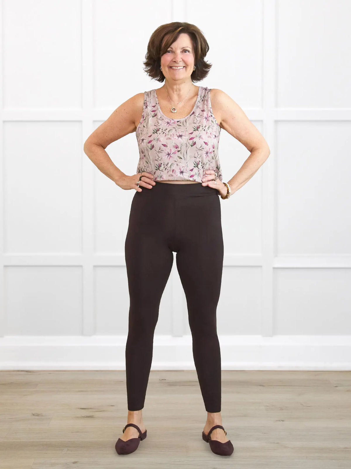 Lucy mid rise legging for women in Dark chocolate on model Donna, size S @Donna-S 
