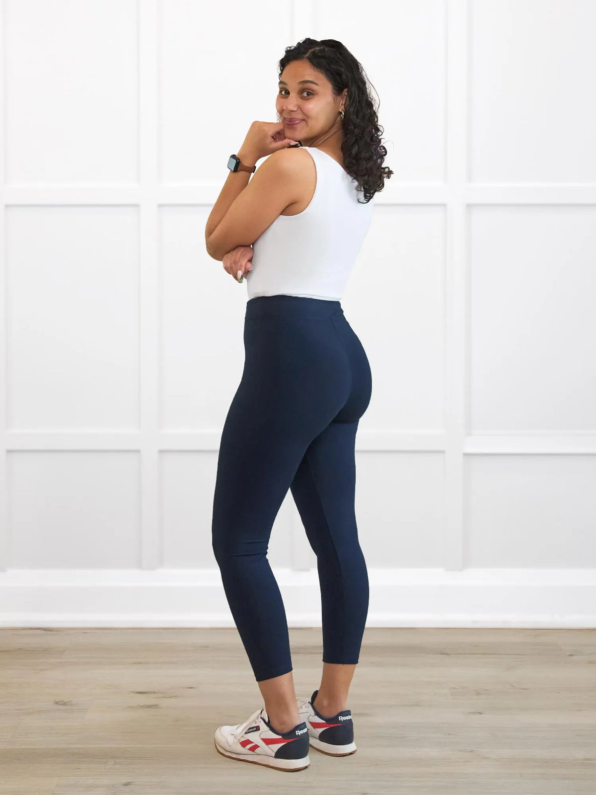 Lucy mid rise legging for women in Navy on model Meron, size XS @Meron-XS 
