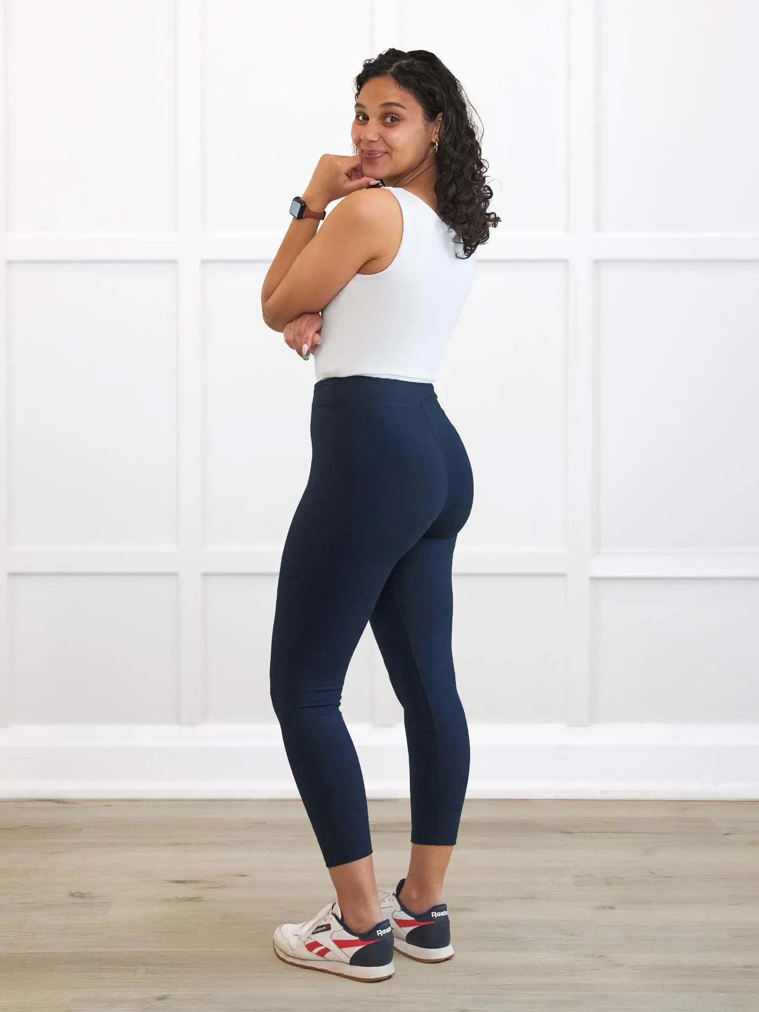 Lucy mid rise legging for women in Navy on model Meron, size XS @Meron-XS 
