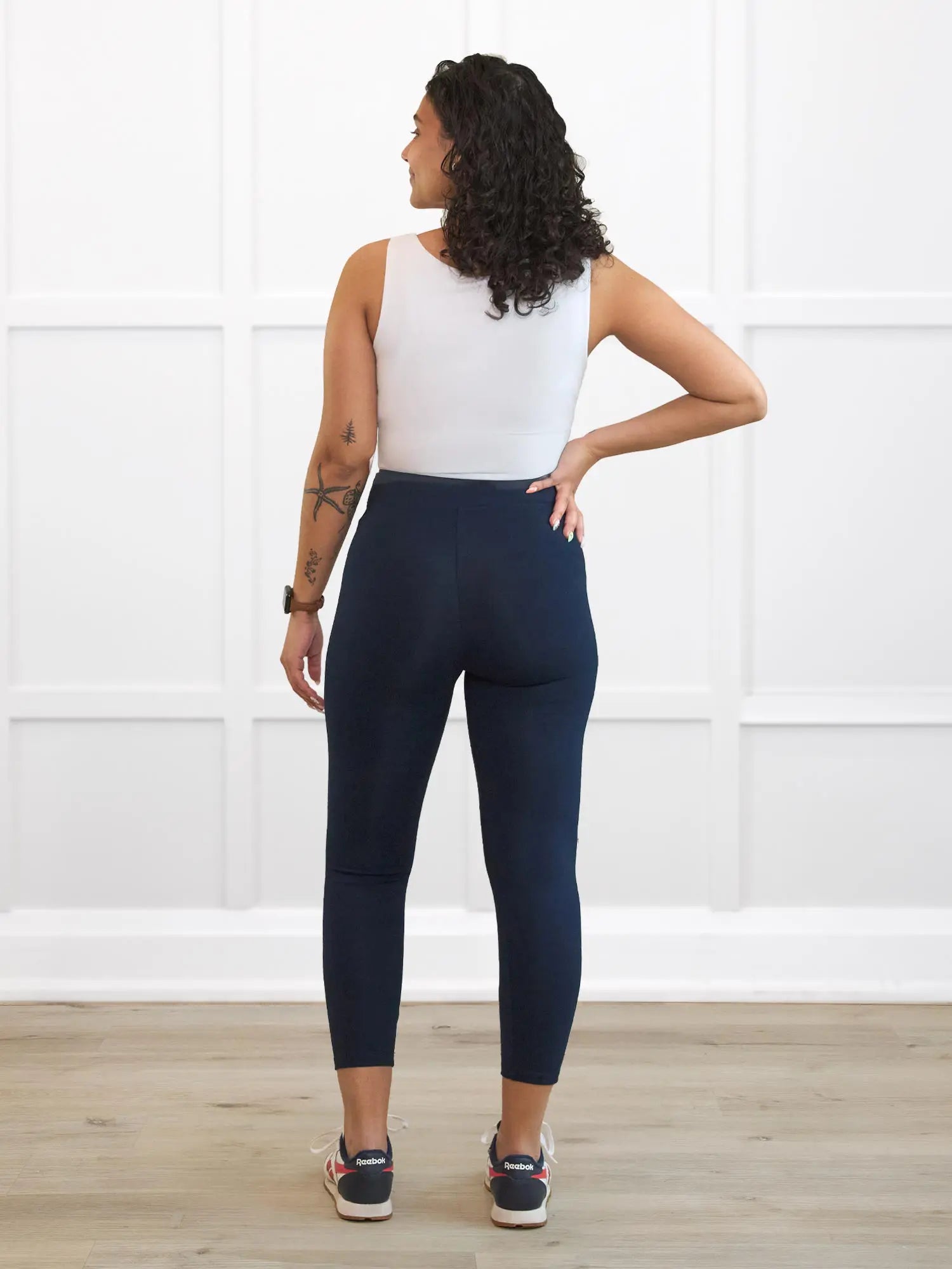 Lucy mid rise legging for women in Navy on model Meron, size XS @Meron-XS 