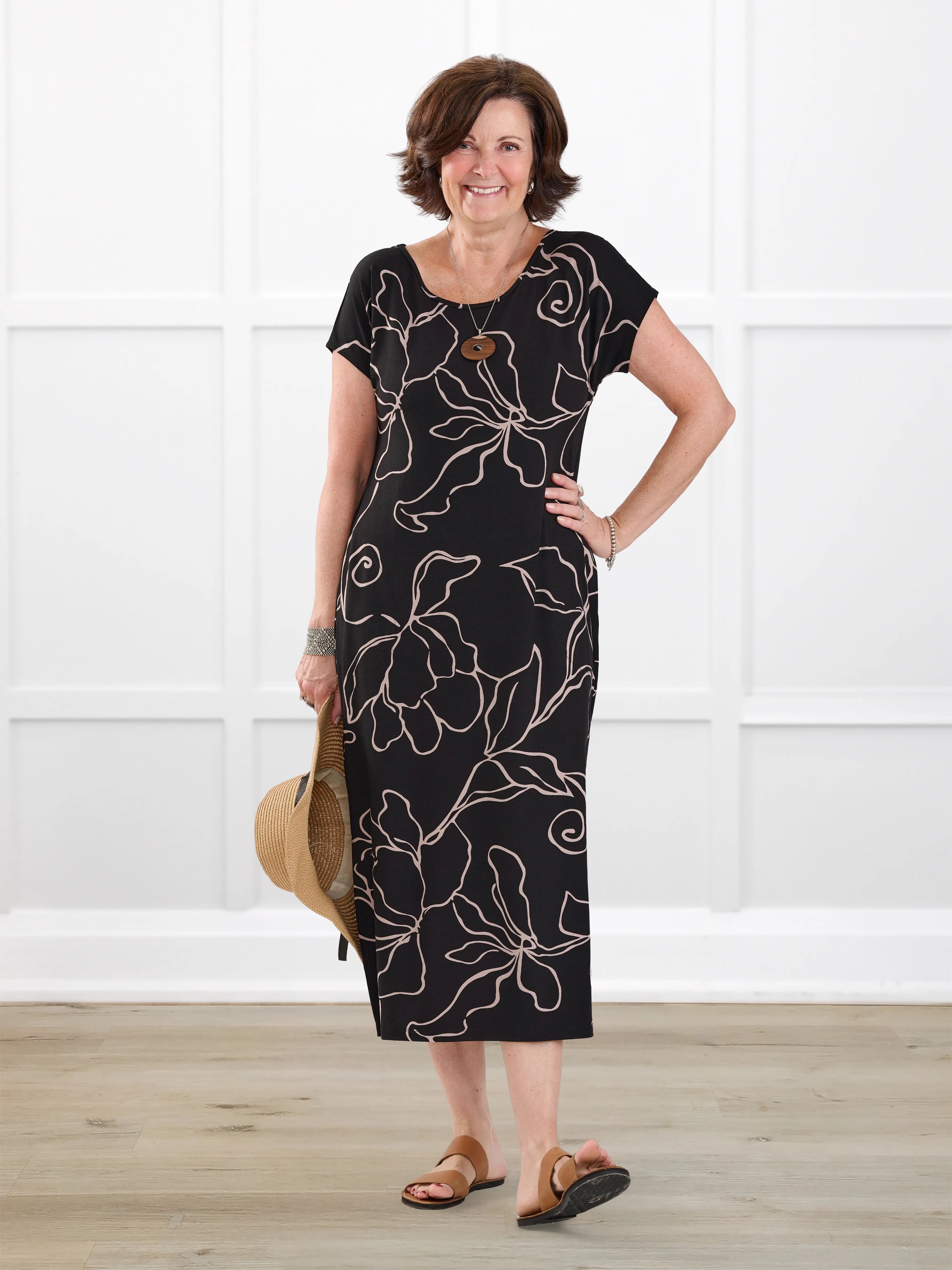 Marilla t shirt midi pocket dress for women in Contour floral on model Donna, size S @Donna-S 