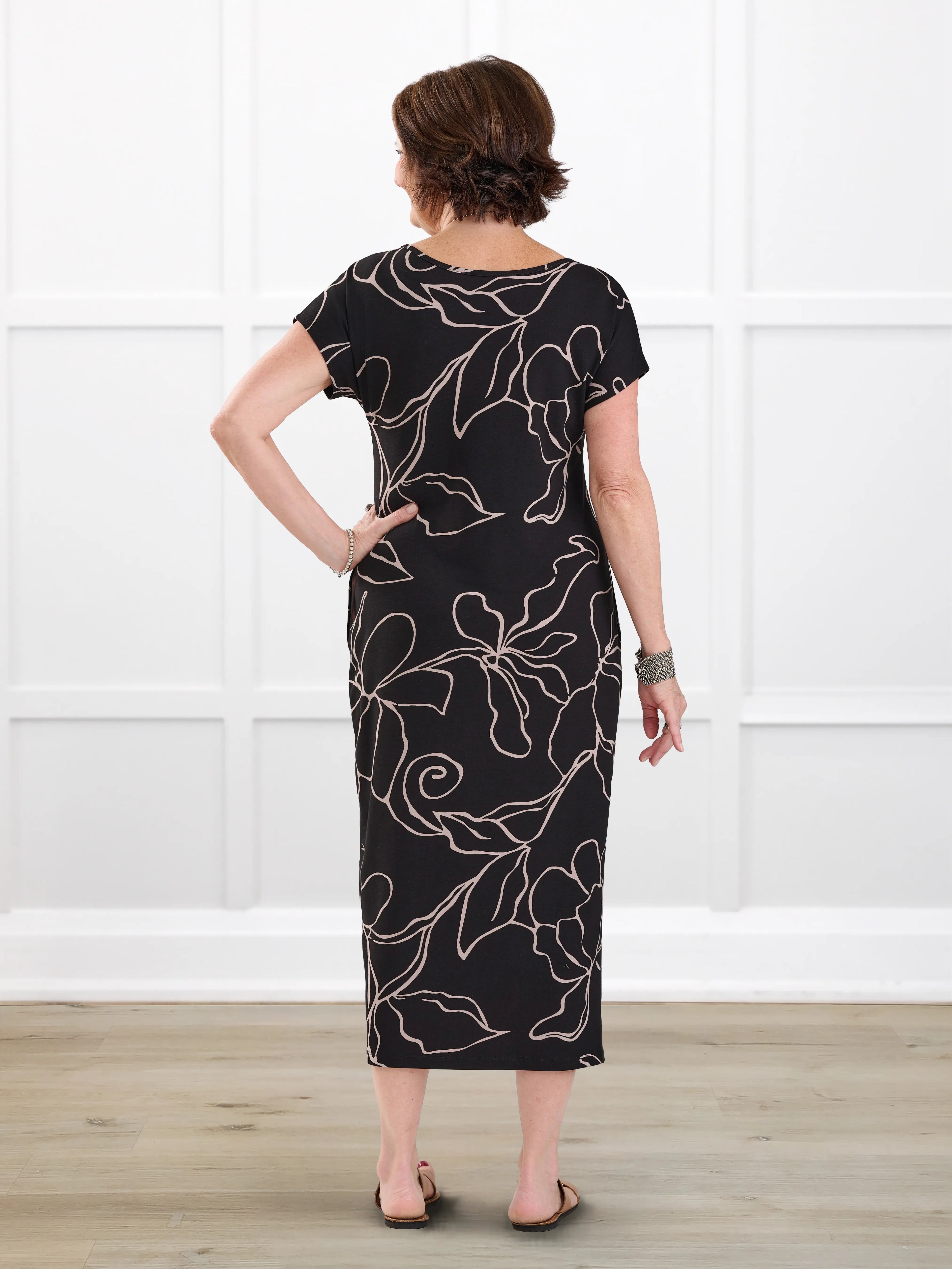 Marilla t shirt midi pocket dress for women in Contour floral on model Donna, size S @Donna-S 