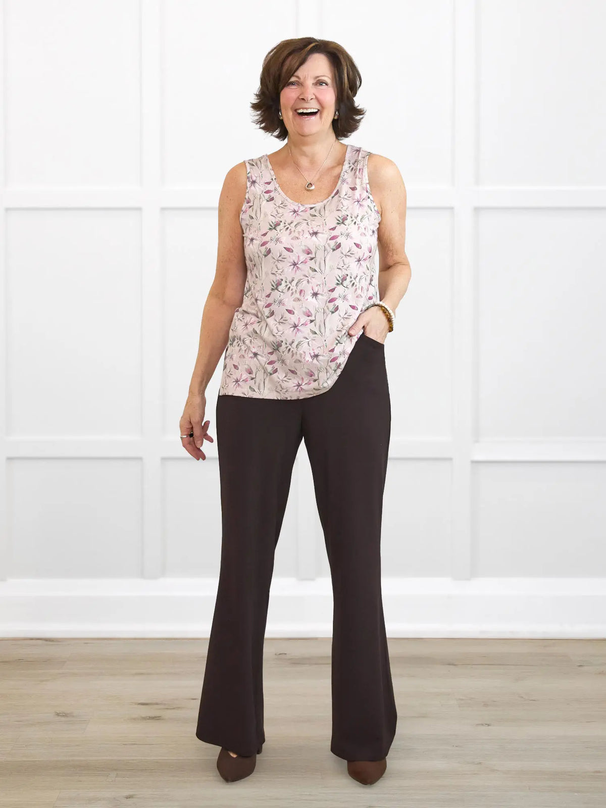 Reed high waisted pant with pockets for women in Dark chocolate on model Donna, size S Regular @Donna-S-regular 