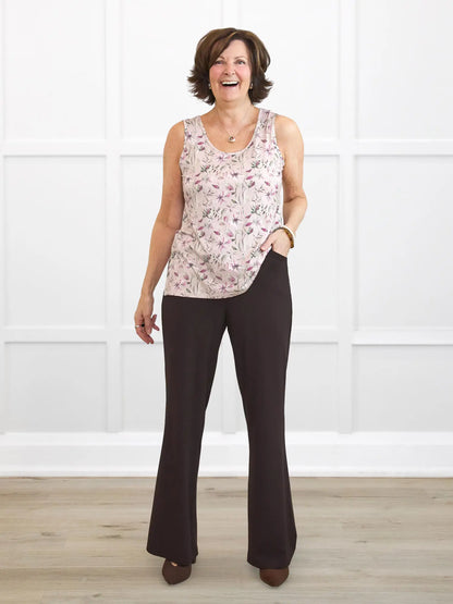 Reed high waisted pant with pockets for women in Dark chocolate on model Donna, size S Regular @Donna-S-regular 