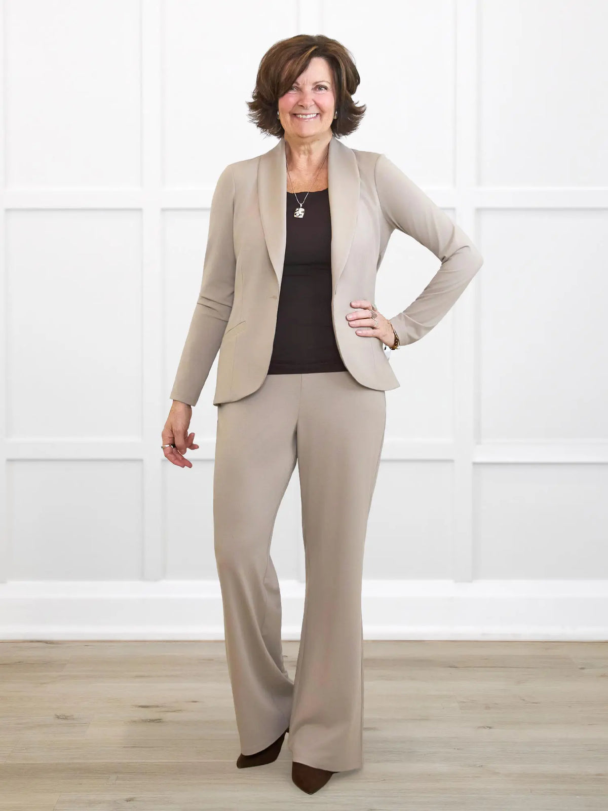 Reed high waisted pant with pockets for women in Portobello on model Donna, size S Regular @Donna-S-regular 