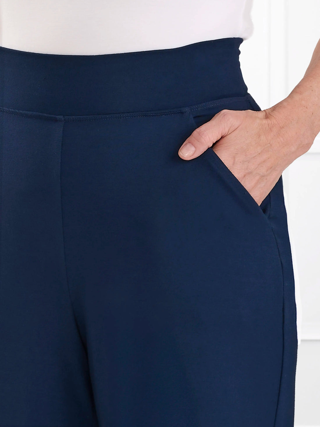 Reed high waisted pant with pockets for women in Navy 