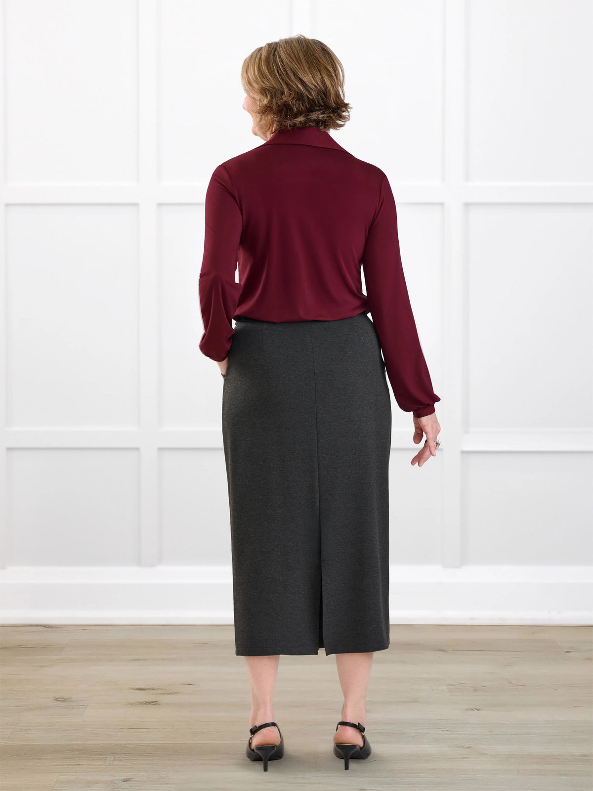 Rubina midi pencil skirt with pockets for women in Charcoal on model Donna, size S @Donna-S 