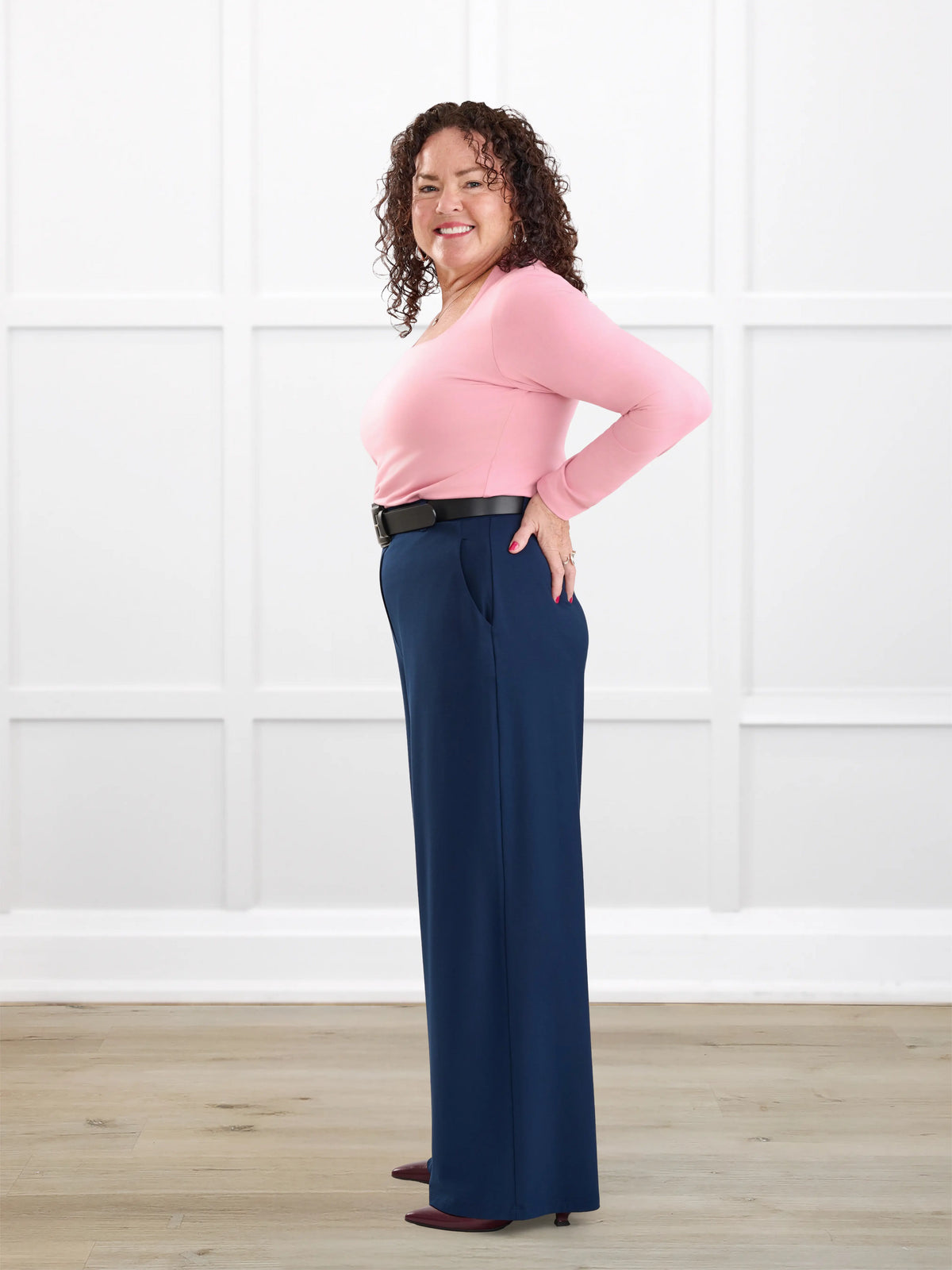 Samara wide leg pocket pant for women in Navy on model Kerri, size M Petite @Kerri-M-petite 
