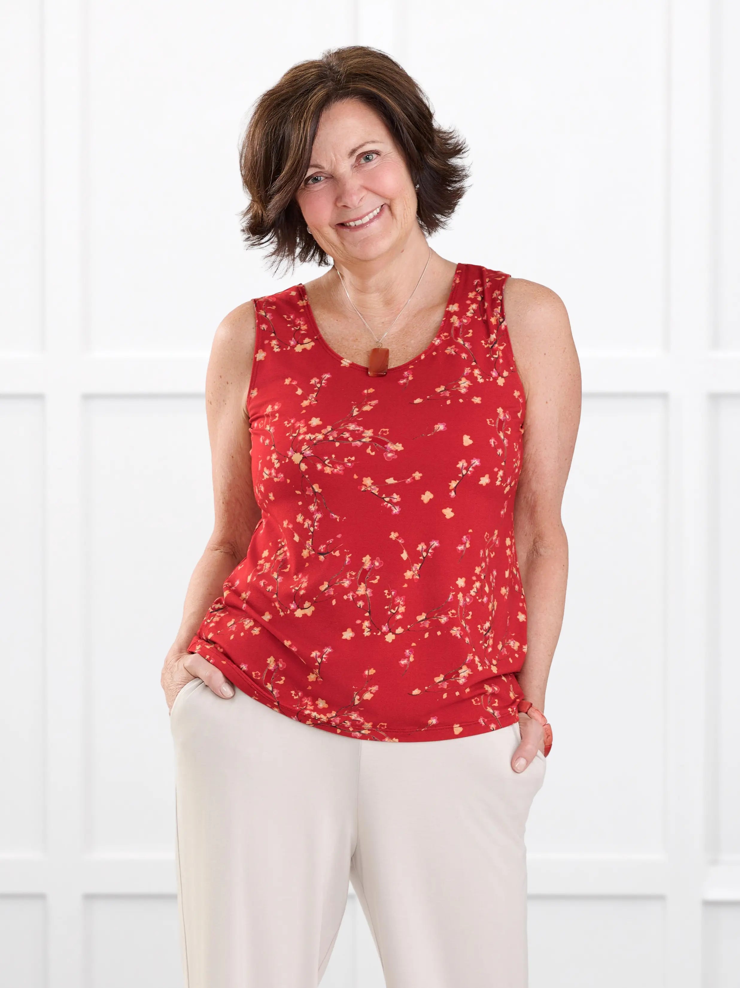 Shandra reversible neckline tank top in Chili blossom on model Donna, size S regular @Donna-S-regular 