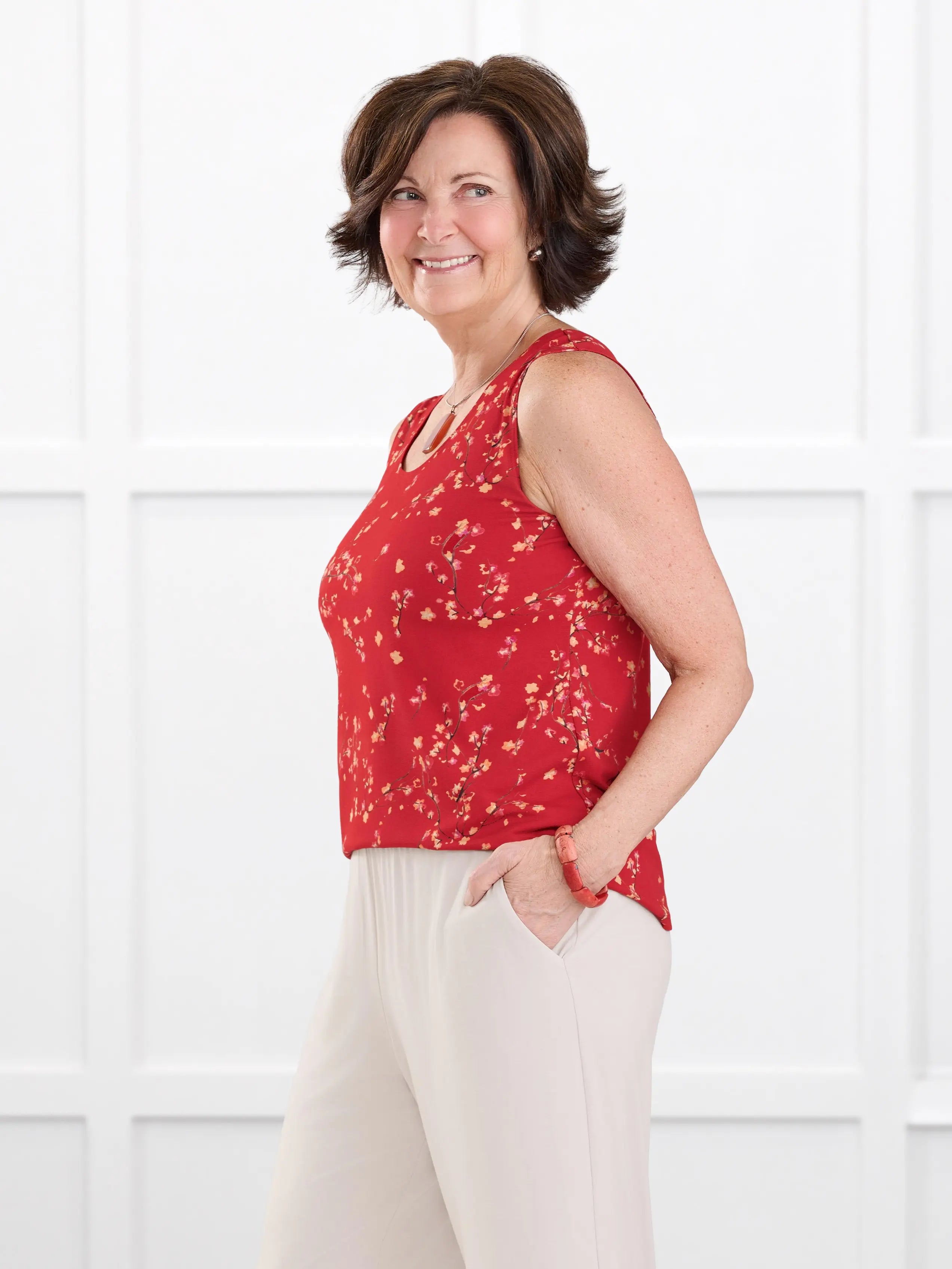 Shandra reversible neckline tank top in Chili blossom on model Donna, size S regular @Donna-S-regular 