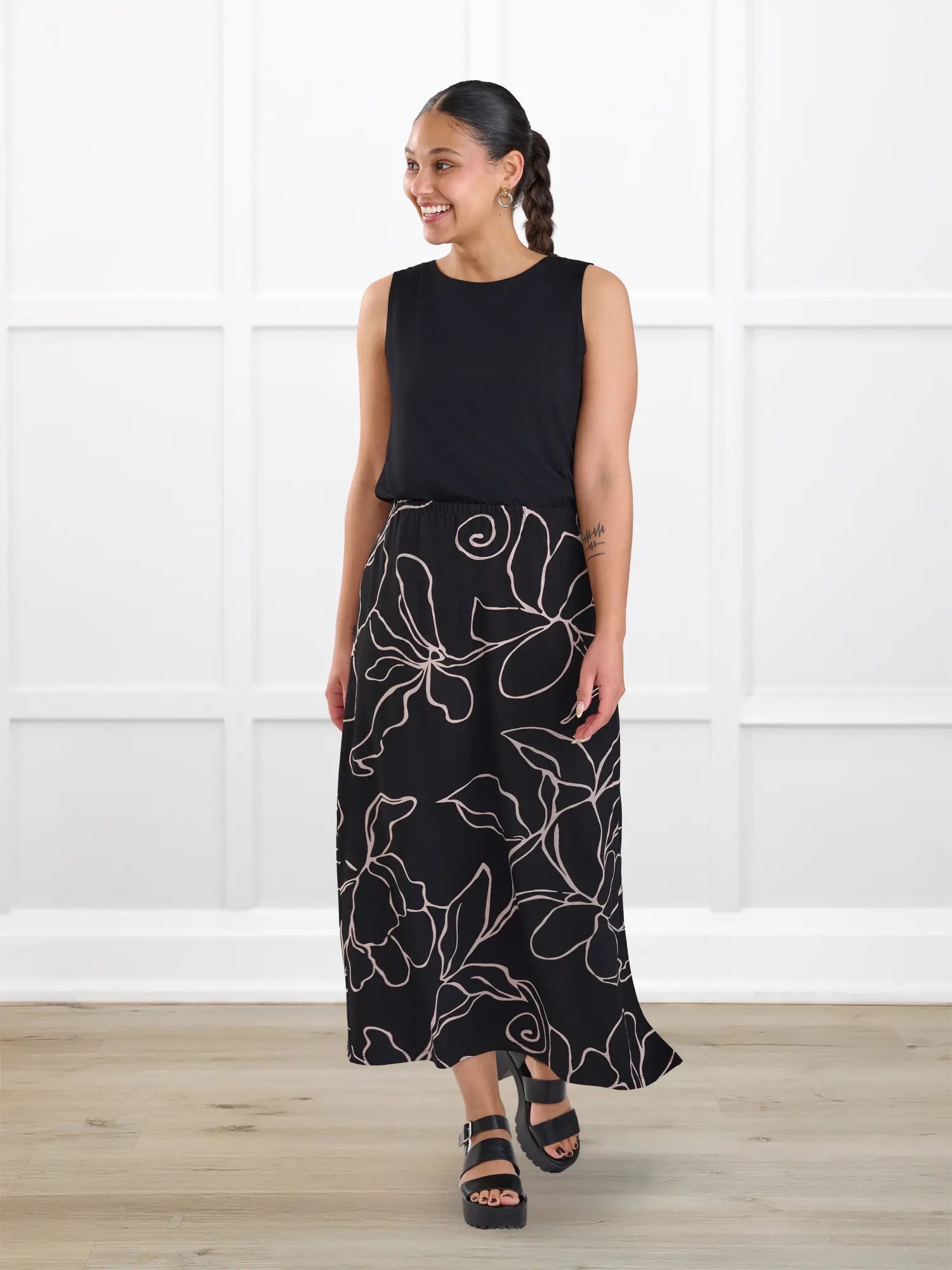 Shirley midi pocket skirt for women in Contour floral on model Meron, size XS @Meron-XS 