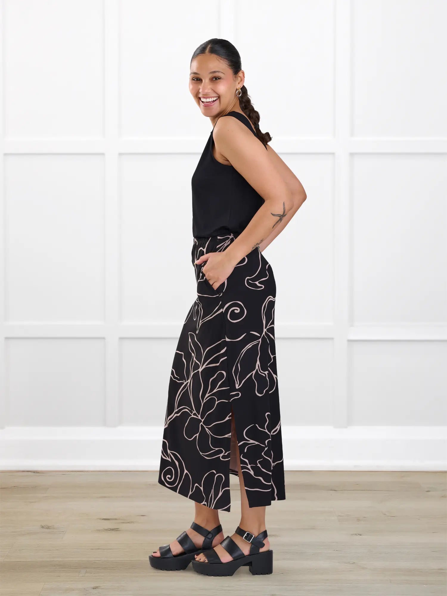 Shirley midi pocket skirt for women in Contour floral on model Meron, size XS @Meron-XS 