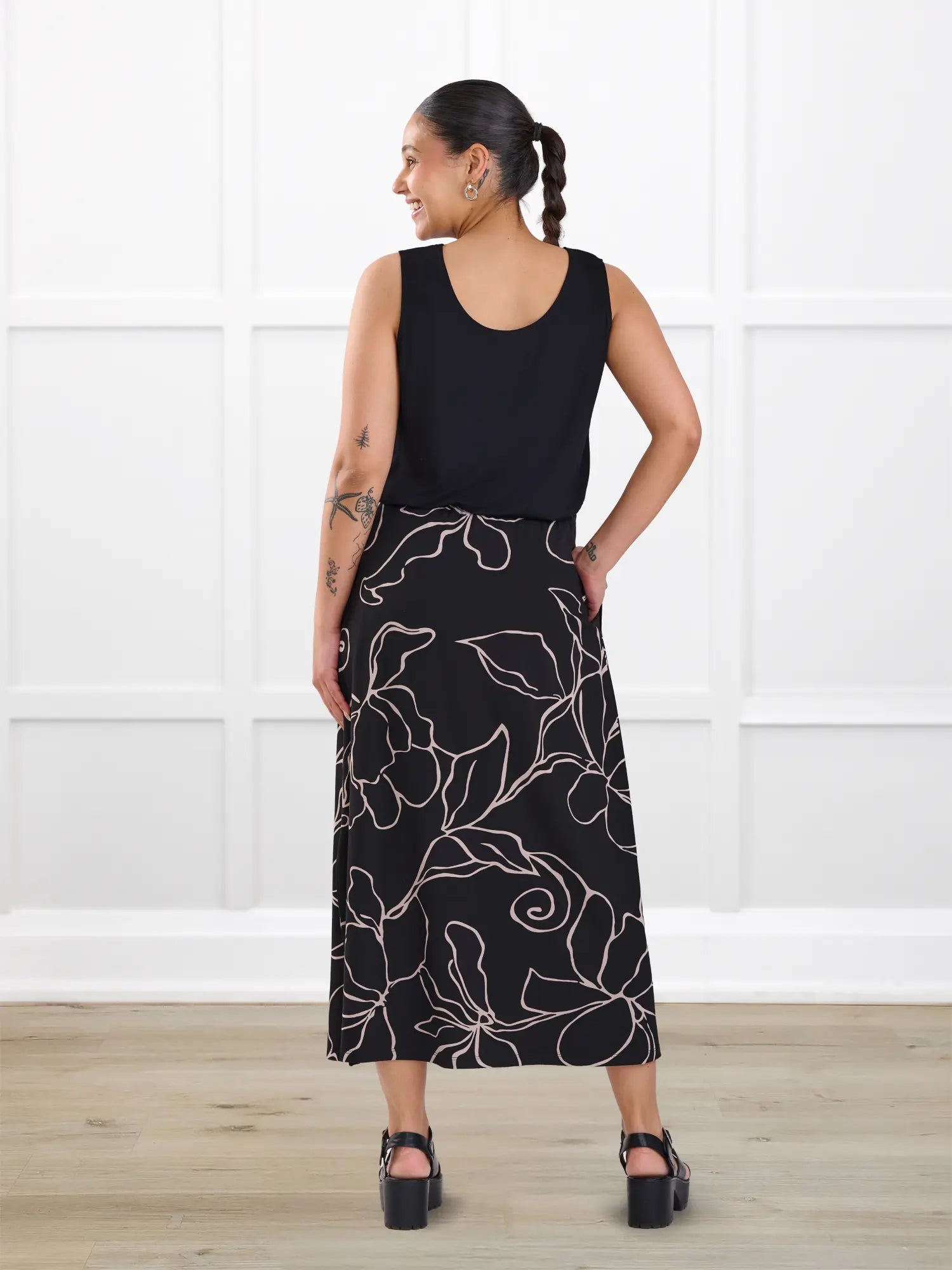 Shirley midi pocket skirt for women in Contour floral on model Meron, size XS @Meron-XS 