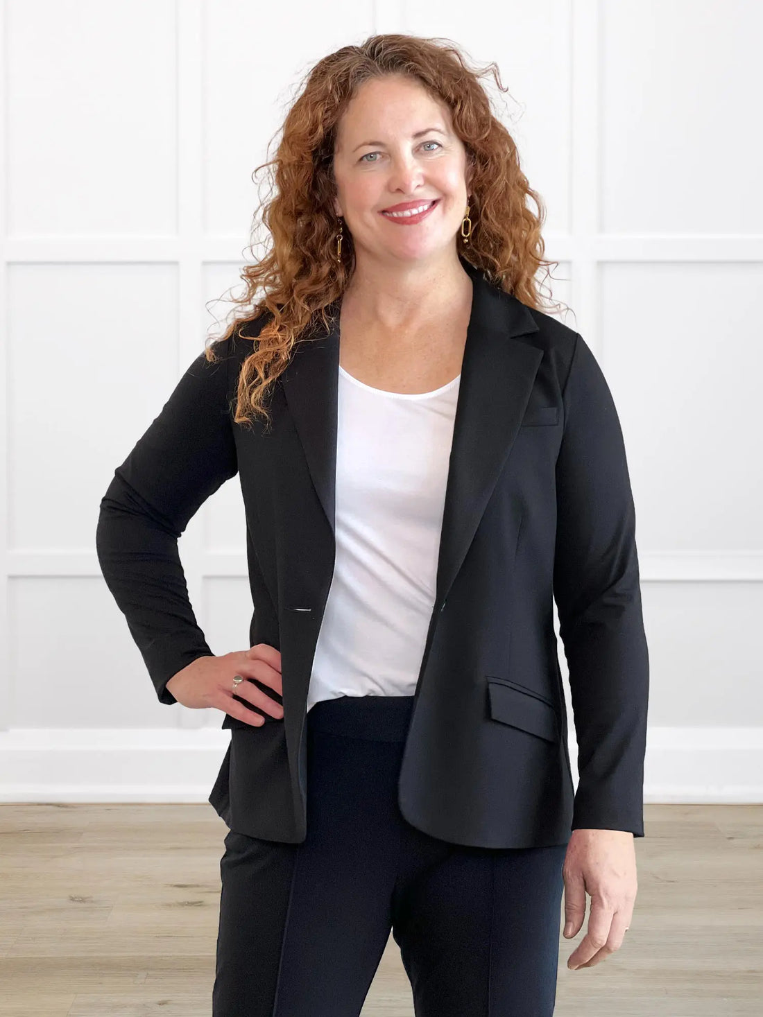 Sienna stretchy girlfriend blazer 00 in Black on model Melanie, size M @Melanie-M 