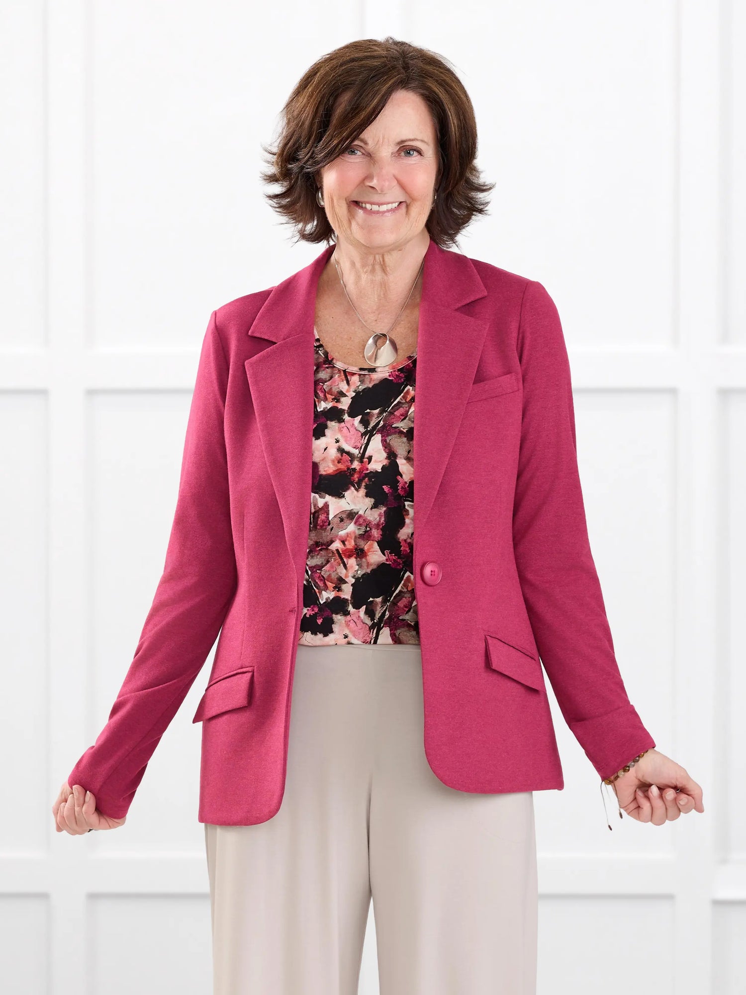 Sienna stretchy girlfriend blazer for women in Beetroot melange on model Donna, size S @Donna-S 