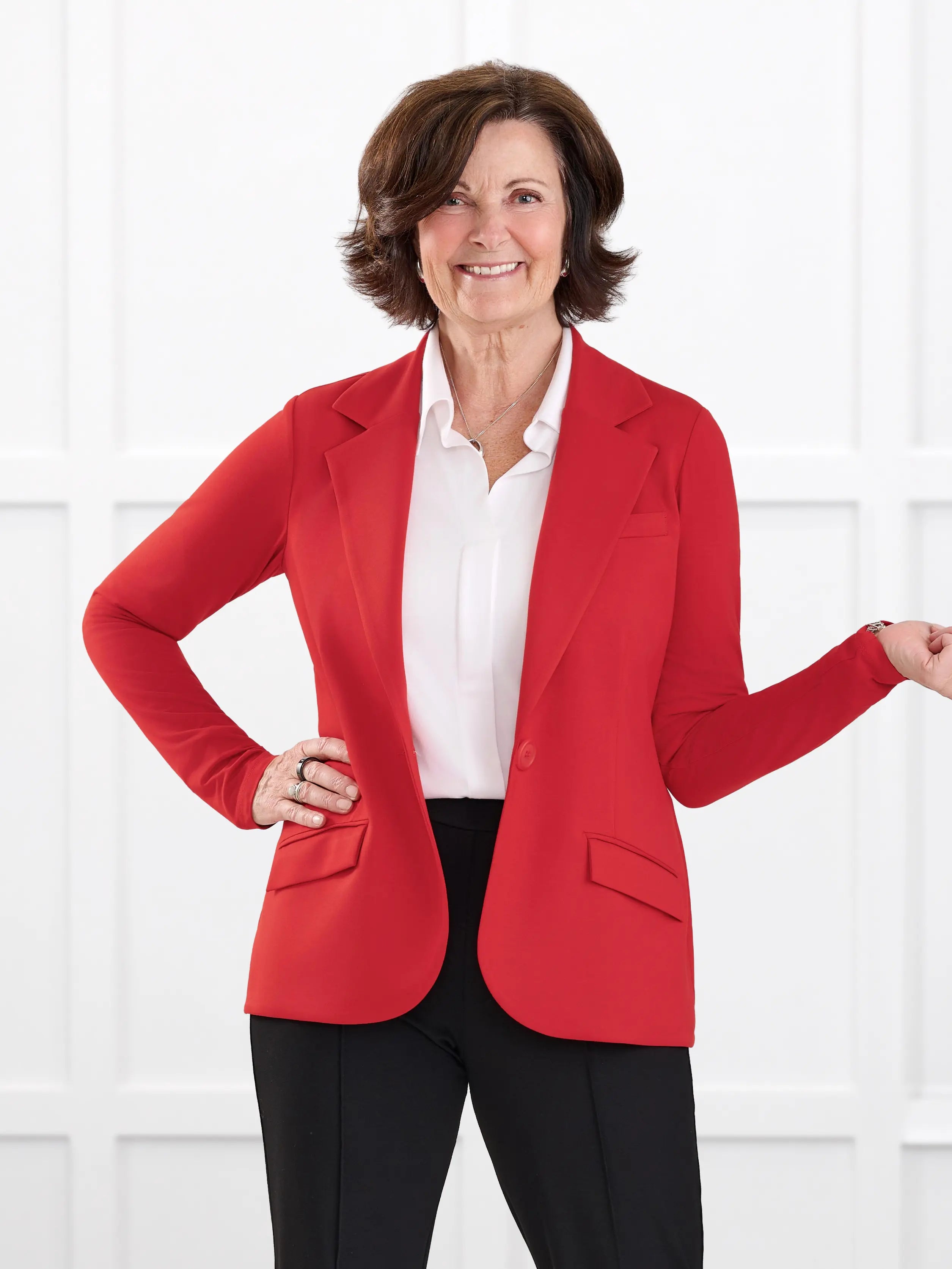 Sienna stretchy girlfriend blazer for women in Chili on model Donna, size S @Donna-S 