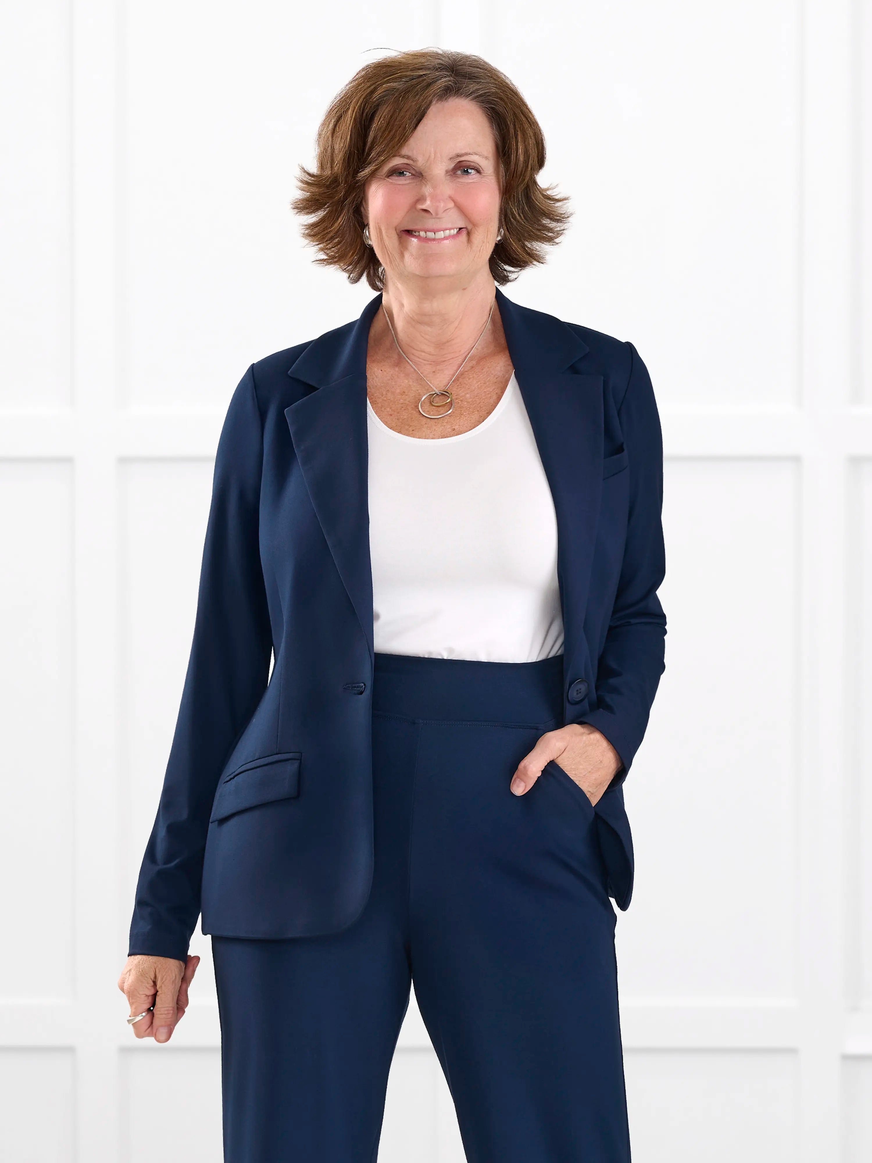 Sienna stretchy girlfriend blazer for women in Navy on model Donna, size S @Donna-S 