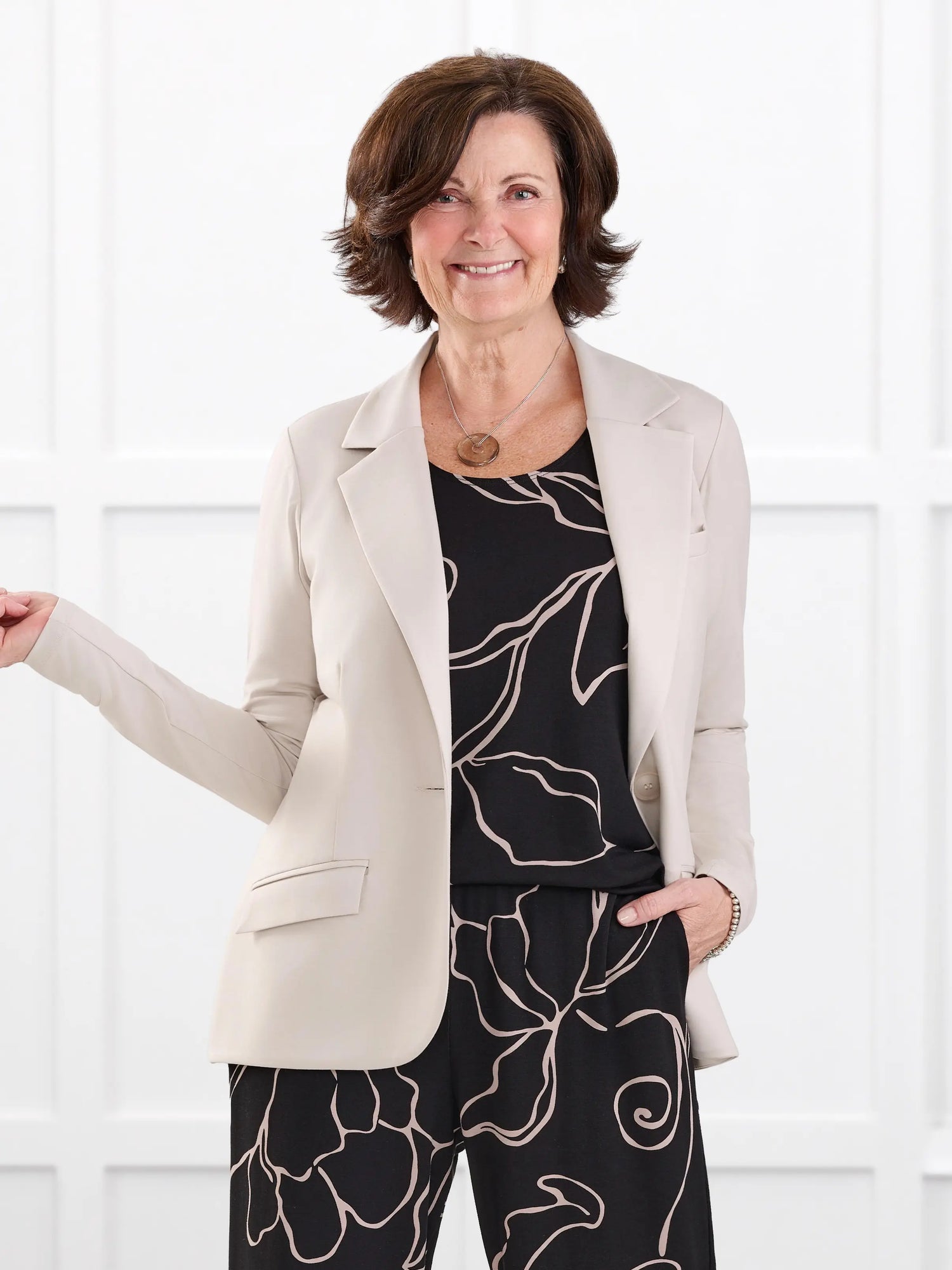 Sienna stretchy girlfriend blazer for women in Sandstone on model Donna, size S @Donna-S 