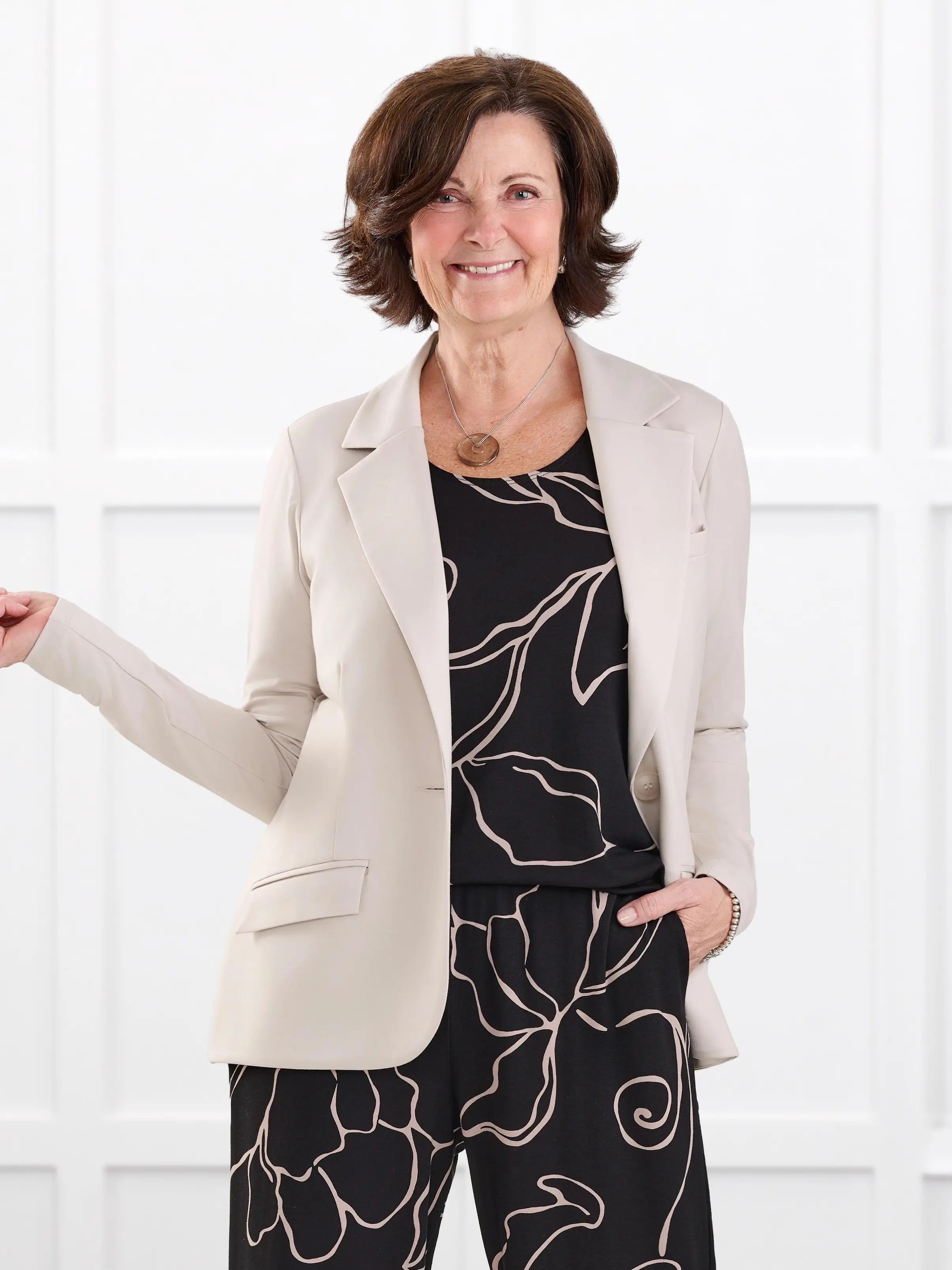 Sienna stretchy girlfriend blazer for women in Sandstone on model Donna, size S @Donna-S 
