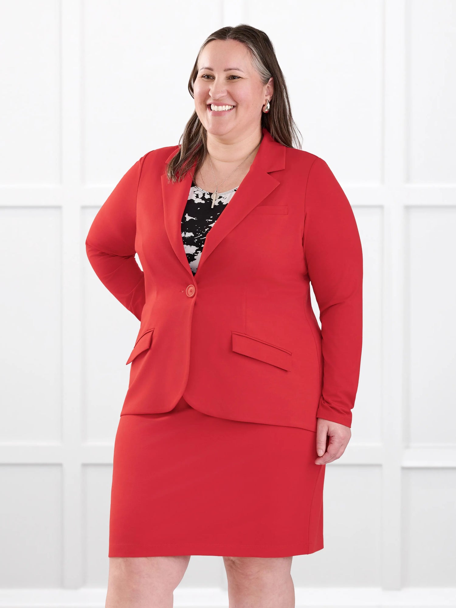 Sienna stretchy girlfriend blazer for women in Chili on model Cristina, size XXL @Cristina-XXL 