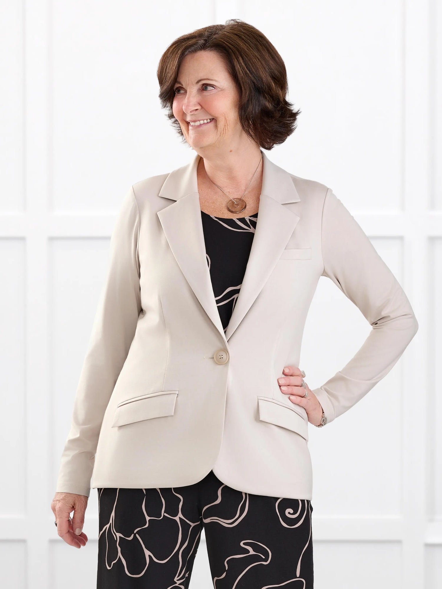 Sienna stretchy girlfriend blazer for women in Sandstone on model Donna, size S @Donna-S 