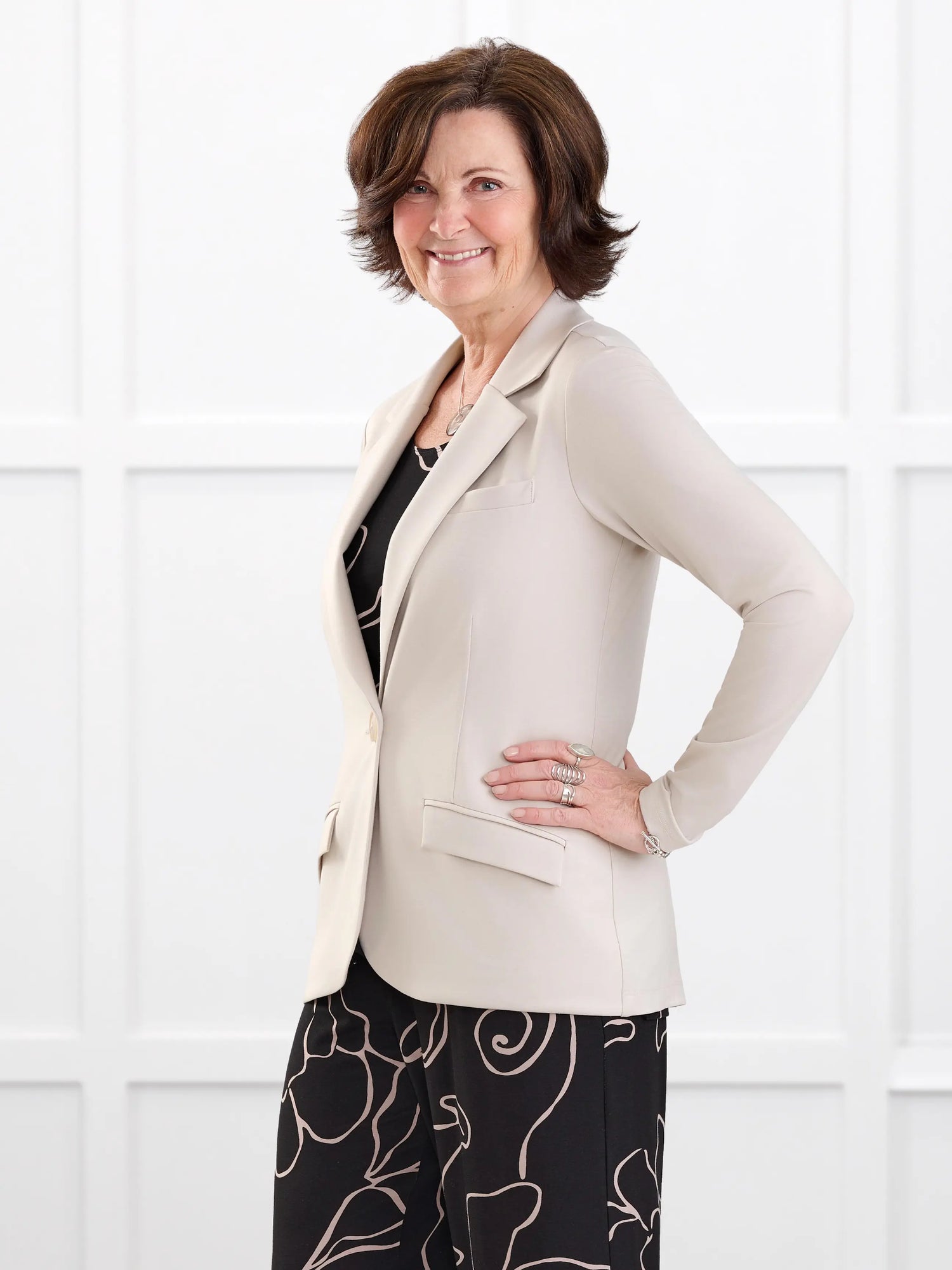 Sienna stretchy girlfriend blazer for women in Sandstone on model Donna, size S @Donna-S 