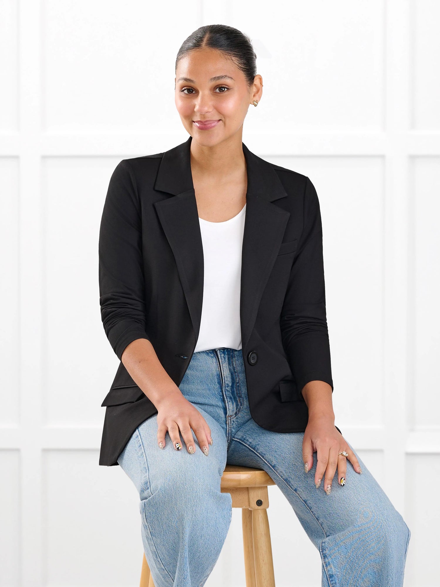 Sienna stretchy girlfriend blazer for women in Black on model Meron, size XS @Meron-XS 