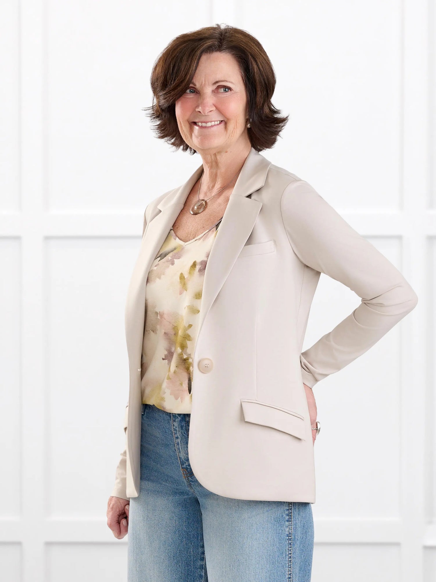 Sienna stretchy girlfriend blazer for women in Sandstone on model Donna, size S @Donna-S 