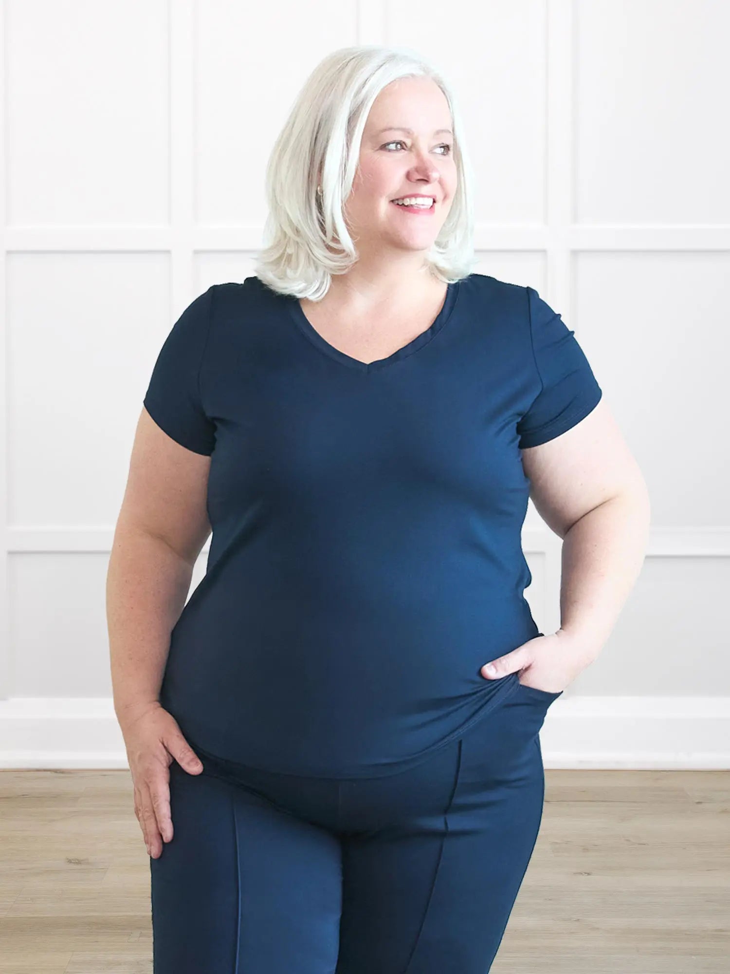 Sutton v neck classic tee in Navy on model Collen, size XXL Petite @Collen-XXL-petite 