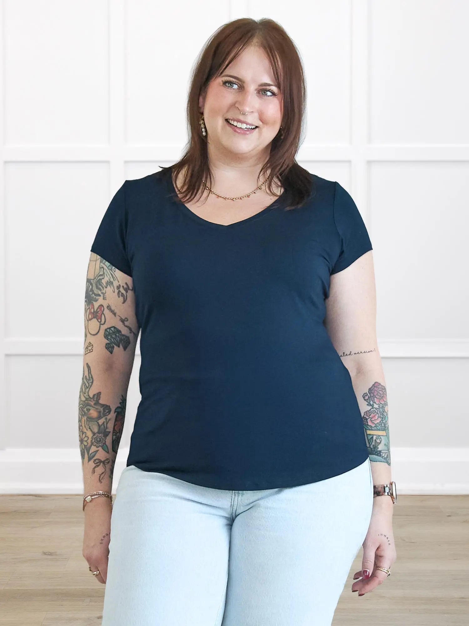 Sutton v neck classic tee in Navy on model Kaitlin, size L Regular @Kaitlin-L-regular 