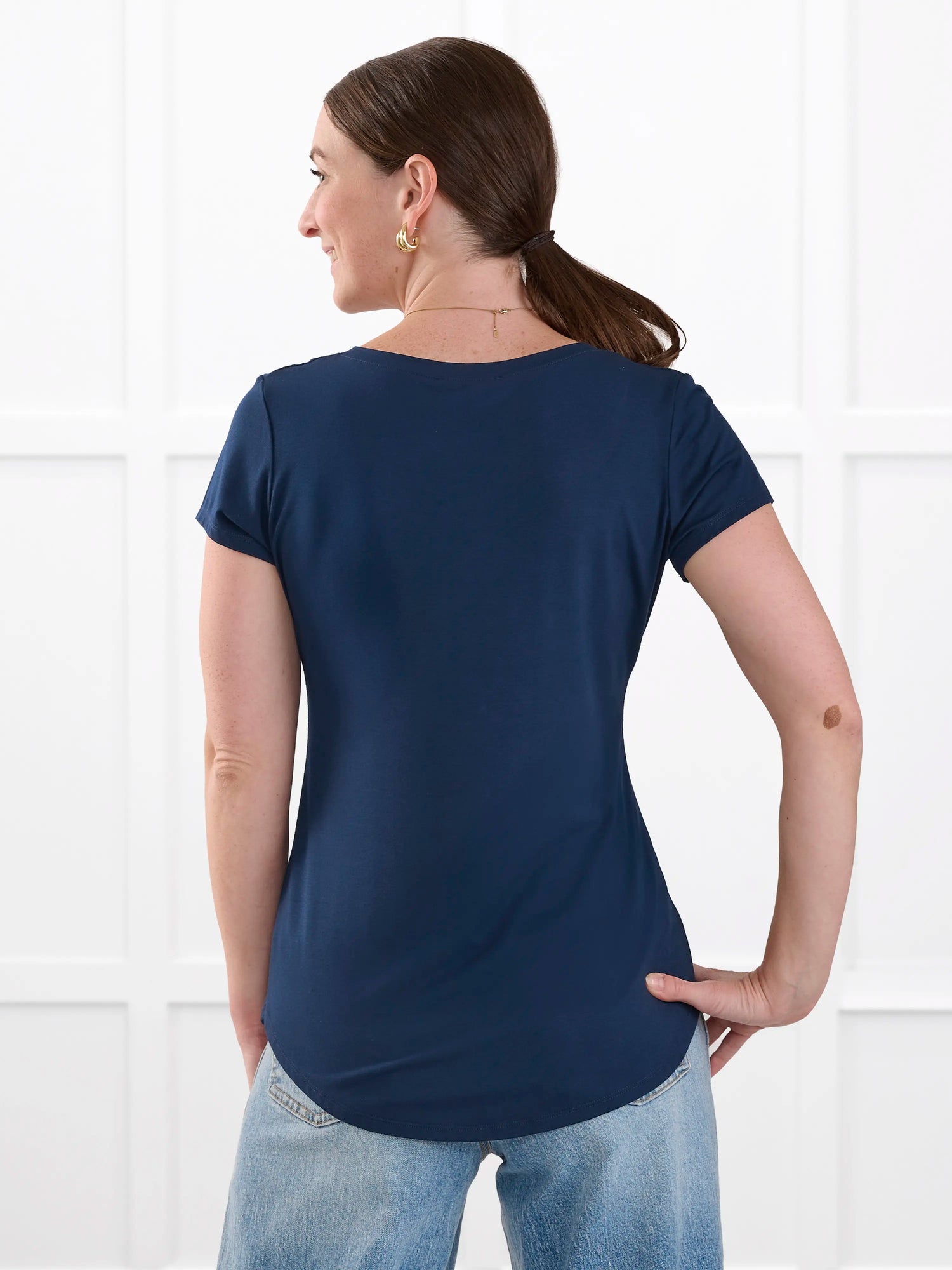 Sutton v neck classic tee in Navy on model Jo, size XS Regular @Jo-XS-regular 