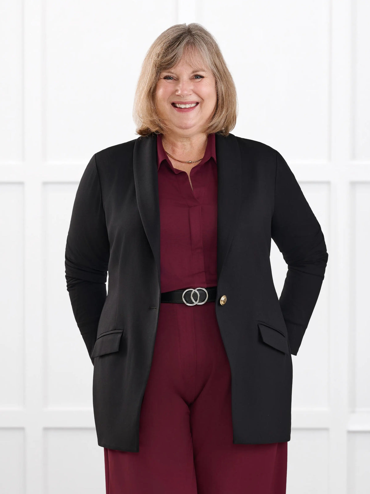 Trina relaxed tailored long blazer for women in Black on model Laurie, size XXL @Laurie-XXL 