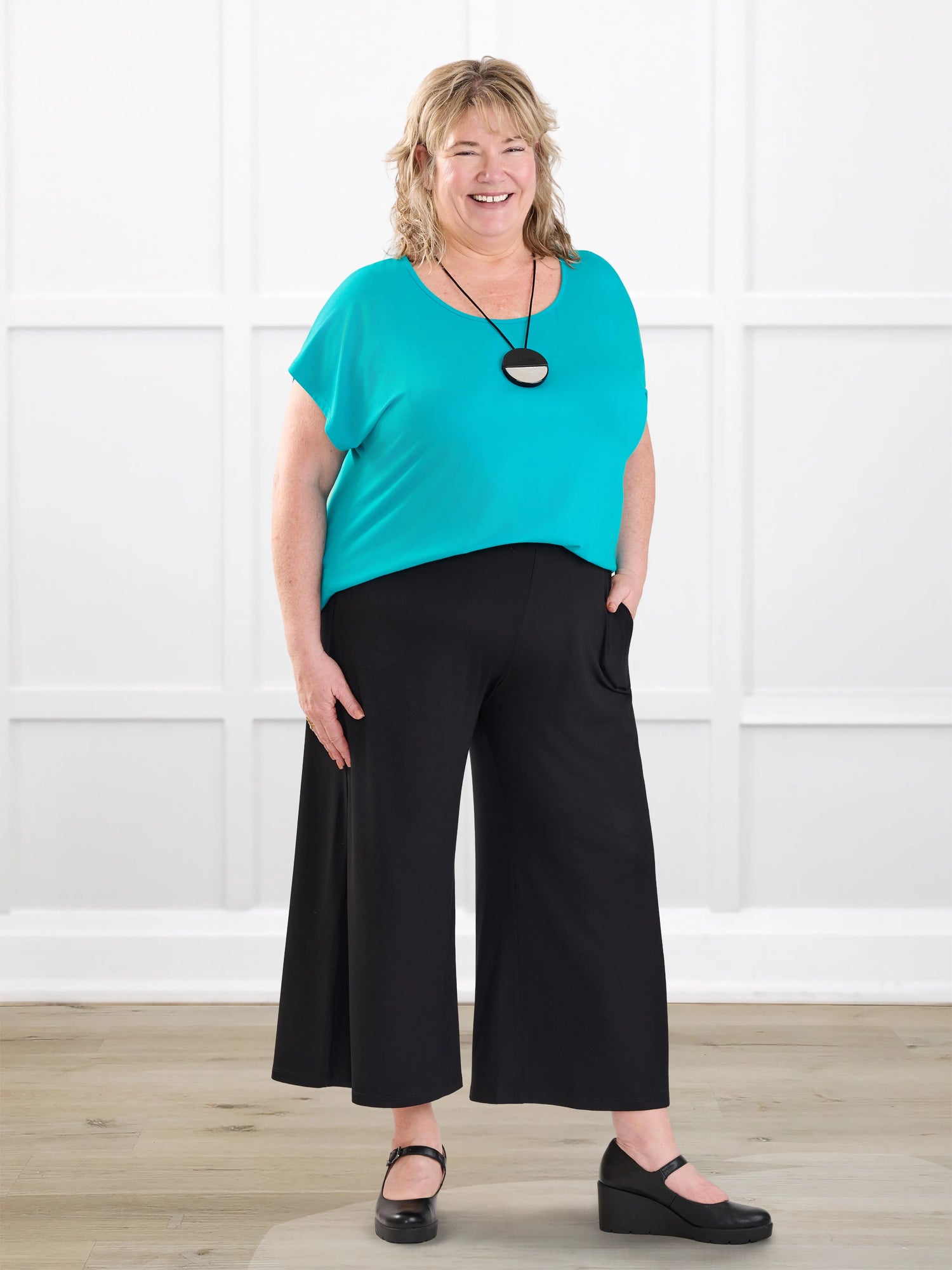 Valencia capri palazzo pocket pant in Black on model Kelly, size XXL Regular @Kelly-XXL-regular 