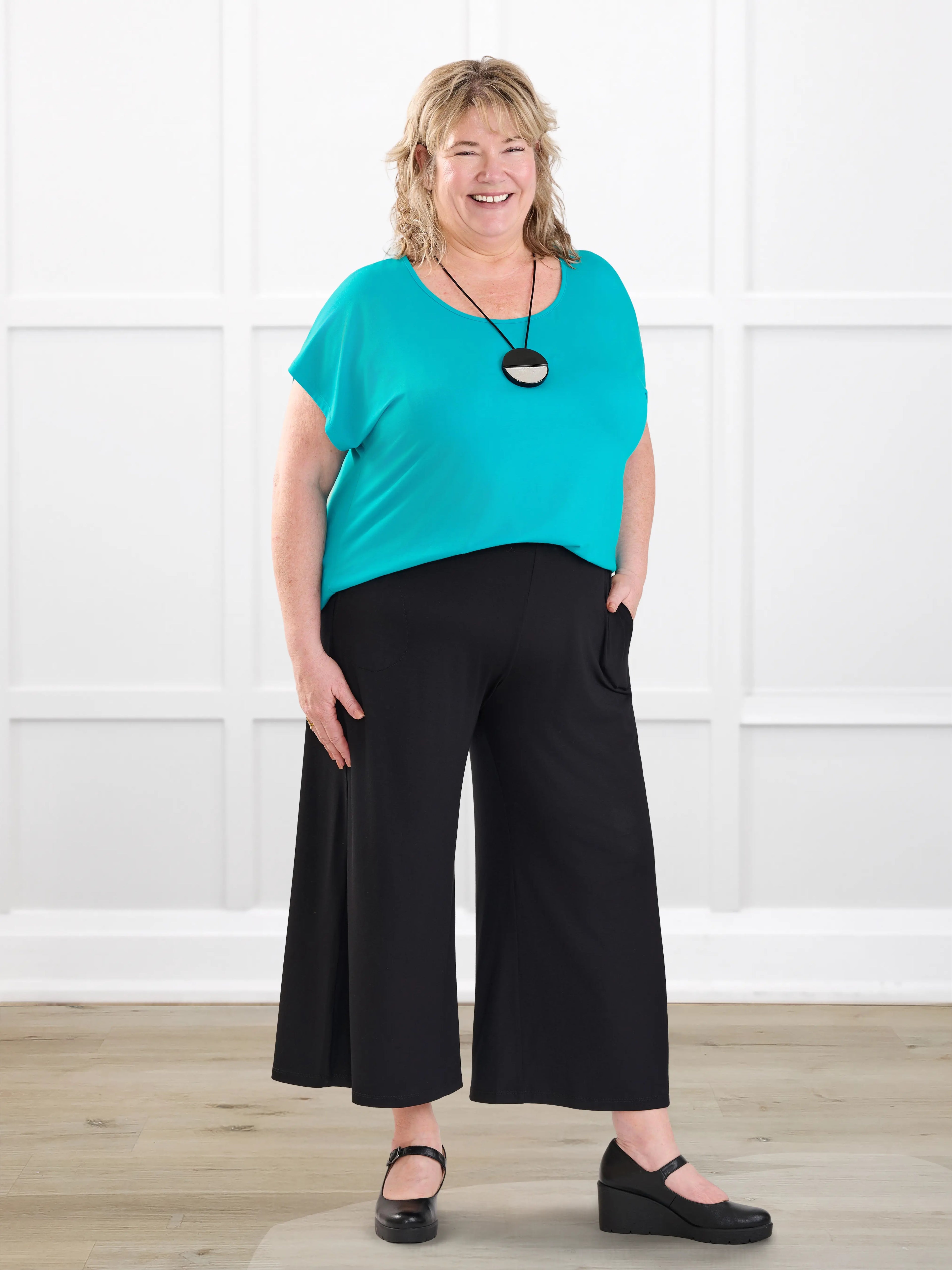 Valencia capri palazzo pocket pant in Black on model Kelly, size XXL Regular @Kelly-XXL-regular 
