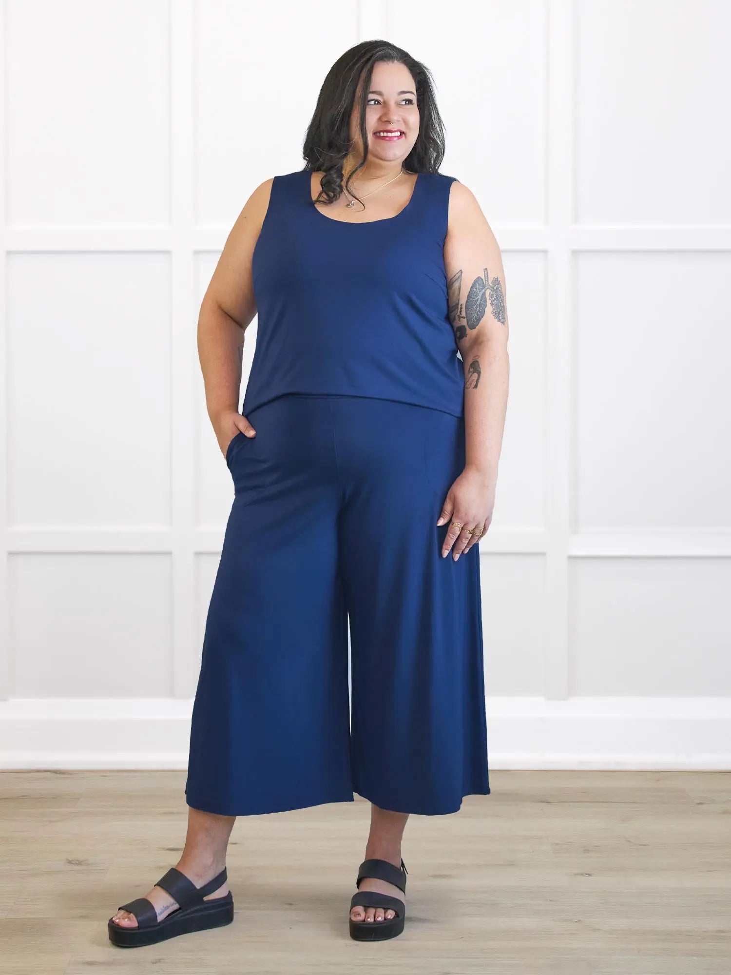Valencia capri palazzo pocket pant 00 in Marine blue on model Sarita, size XXL Regular @Sarita-XXL-regular 