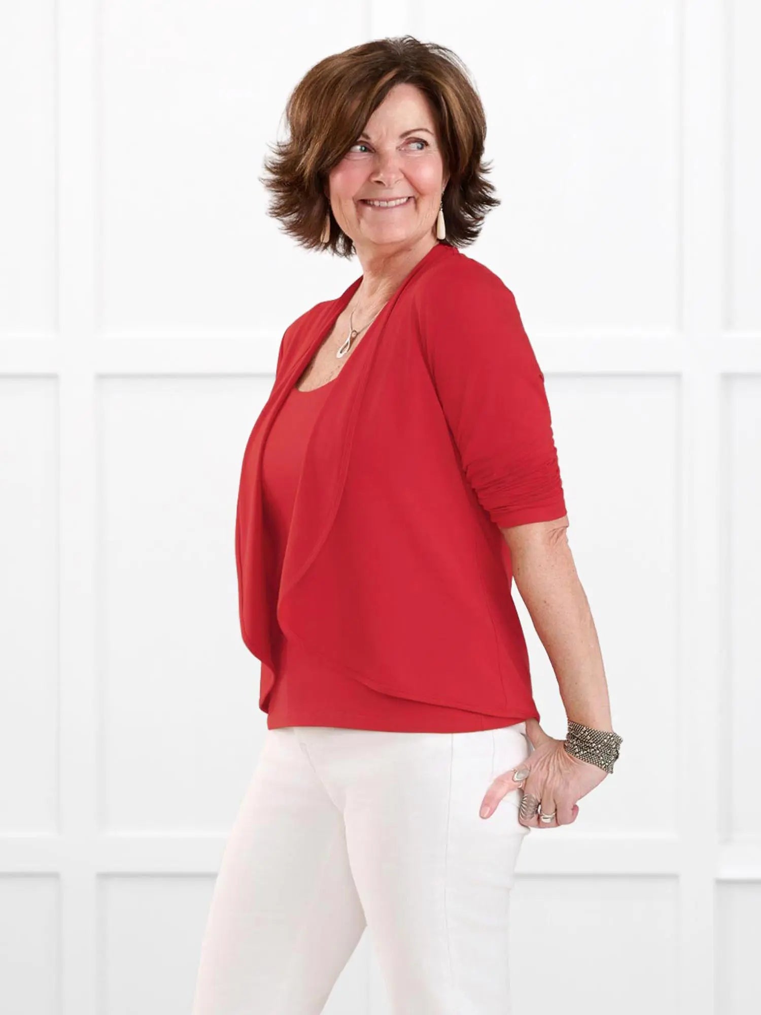 Wesley cropped waterfall cardigan for women in Chili on model Donna, size S @Donna-S 
