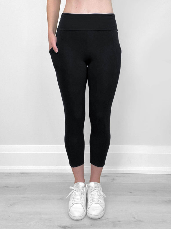 A close up of Miik's Seana high waisted pocket capri legging in black.