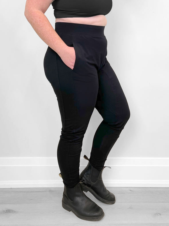 An sideway close up of Miik's Silvie slouch pant in black and its pockets 