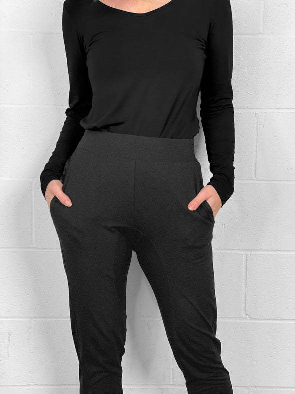 A close up image of the waistband of Miik's Silvie slouch pant